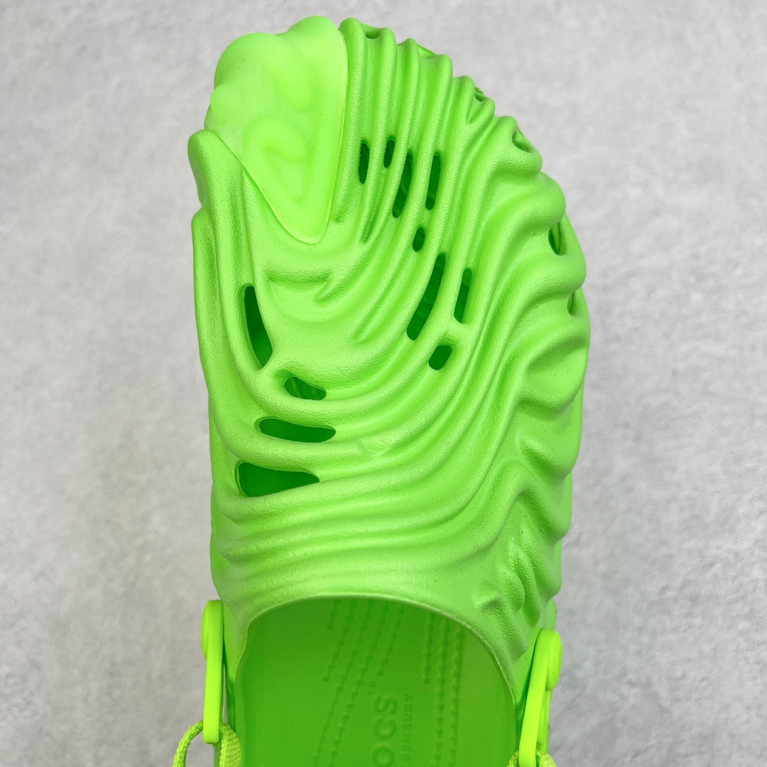 图片[4]-＃DG莞产 Salehe Bembury x Crocs Pollex Clog 卡骆驰指纹式脊骨系列夏日沙滩室内外穿搭休闲涉水洞洞鞋凉拖鞋 近年来随着Urban Outdoor的风潮持续延烧 凉鞋无疑成为了所有相关单品中最大的受益者之一 不仅在穿拖上相当方面 经挑选过后的特殊款式 还能同时兼具抗水的功能 而如果要同时兼顾到美观与时尚 那么绝对不可不提到由Salehe Bembury携手Crocs所推出的Pollex Clog了 日前艺术家 Salehe Bembury 与 Crocs 的合作再度迎来更新 在设计上更有别于Classic Clog slides的设计 改以较具有流线 同时仍兼顾抗水透湿机能性的全新样貌呈现 原厂代工追单品质 采用高工艺EVA一次爆炸鞋底模 组合防滑耐磨水晶橡胶片 后跟魔术贴调节绑带 拖鞋凉鞋随意切换 同步官方尺码：M4（36-37） M5（37-38）M6（38-39）M7（39-40）M8（41-42）M9（42-43）M10（43-44）M11（45-46）-选品中心