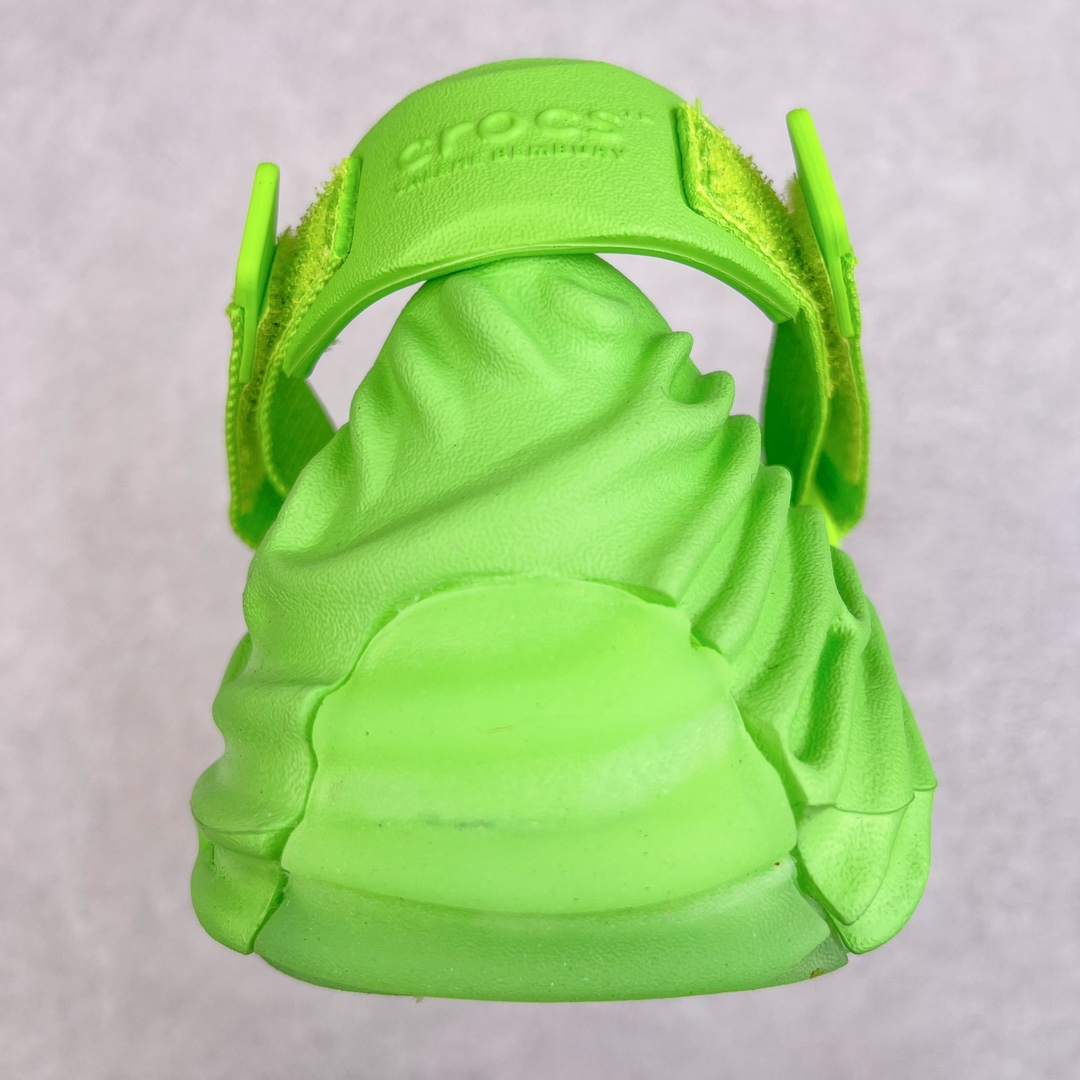 图片[8]-＃DG莞产 Salehe Bembury x Crocs Pollex Clog 卡骆驰指纹式脊骨系列夏日沙滩室内外穿搭休闲涉水洞洞鞋凉拖鞋 近年来随着Urban Outdoor的风潮持续延烧 凉鞋无疑成为了所有相关单品中最大的受益者之一 不仅在穿拖上相当方面 经挑选过后的特殊款式 还能同时兼具抗水的功能 而如果要同时兼顾到美观与时尚 那么绝对不可不提到由Salehe Bembury携手Crocs所推出的Pollex Clog了 日前艺术家 Salehe Bembury 与 Crocs 的合作再度迎来更新 在设计上更有别于Classic Clog slides的设计 改以较具有流线 同时仍兼顾抗水透湿机能性的全新样貌呈现 原厂代工追单品质 采用高工艺EVA一次爆炸鞋底模 组合防滑耐磨水晶橡胶片 后跟魔术贴调节绑带 拖鞋凉鞋随意切换 同步官方尺码：M4（36-37） M5（37-38）M6（38-39）M7（39-40）M8（41-42）M9（42-43）M10（43-44）M11（45-46）-选品中心