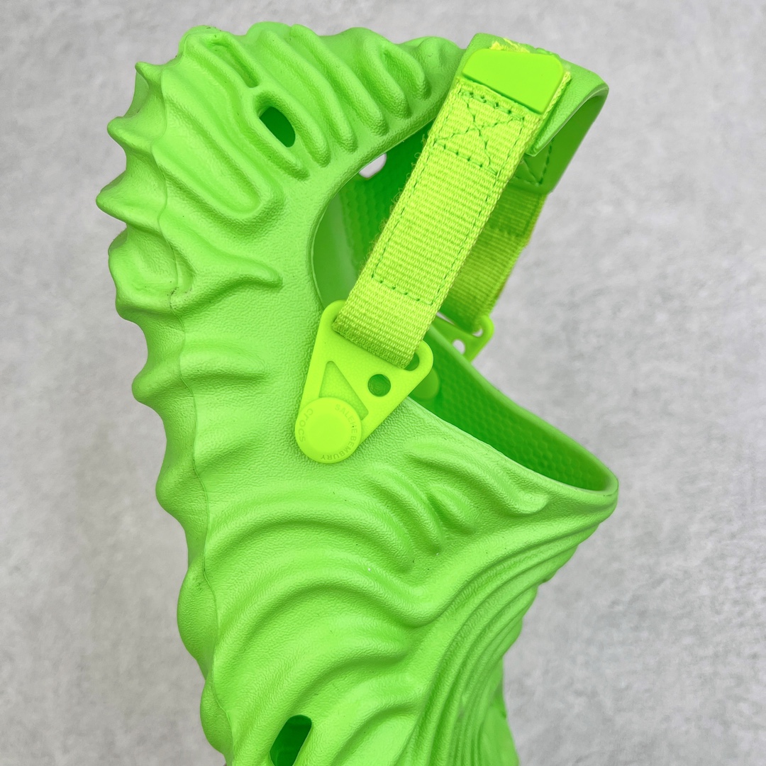 图片[6]-＃DG莞产 Salehe Bembury x Crocs Pollex Clog 卡骆驰指纹式脊骨系列夏日沙滩室内外穿搭休闲涉水洞洞鞋凉拖鞋 近年来随着Urban Outdoor的风潮持续延烧 凉鞋无疑成为了所有相关单品中最大的受益者之一 不仅在穿拖上相当方面 经挑选过后的特殊款式 还能同时兼具抗水的功能 而如果要同时兼顾到美观与时尚 那么绝对不可不提到由Salehe Bembury携手Crocs所推出的Pollex Clog了 日前艺术家 Salehe Bembury 与 Crocs 的合作再度迎来更新 在设计上更有别于Classic Clog slides的设计 改以较具有流线 同时仍兼顾抗水透湿机能性的全新样貌呈现 原厂代工追单品质 采用高工艺EVA一次爆炸鞋底模 组合防滑耐磨水晶橡胶片 后跟魔术贴调节绑带 拖鞋凉鞋随意切换 同步官方尺码：M4（36-37） M5（37-38）M6（38-39）M7（39-40）M8（41-42）M9（42-43）M10（43-44）M11（45-46）-选品中心