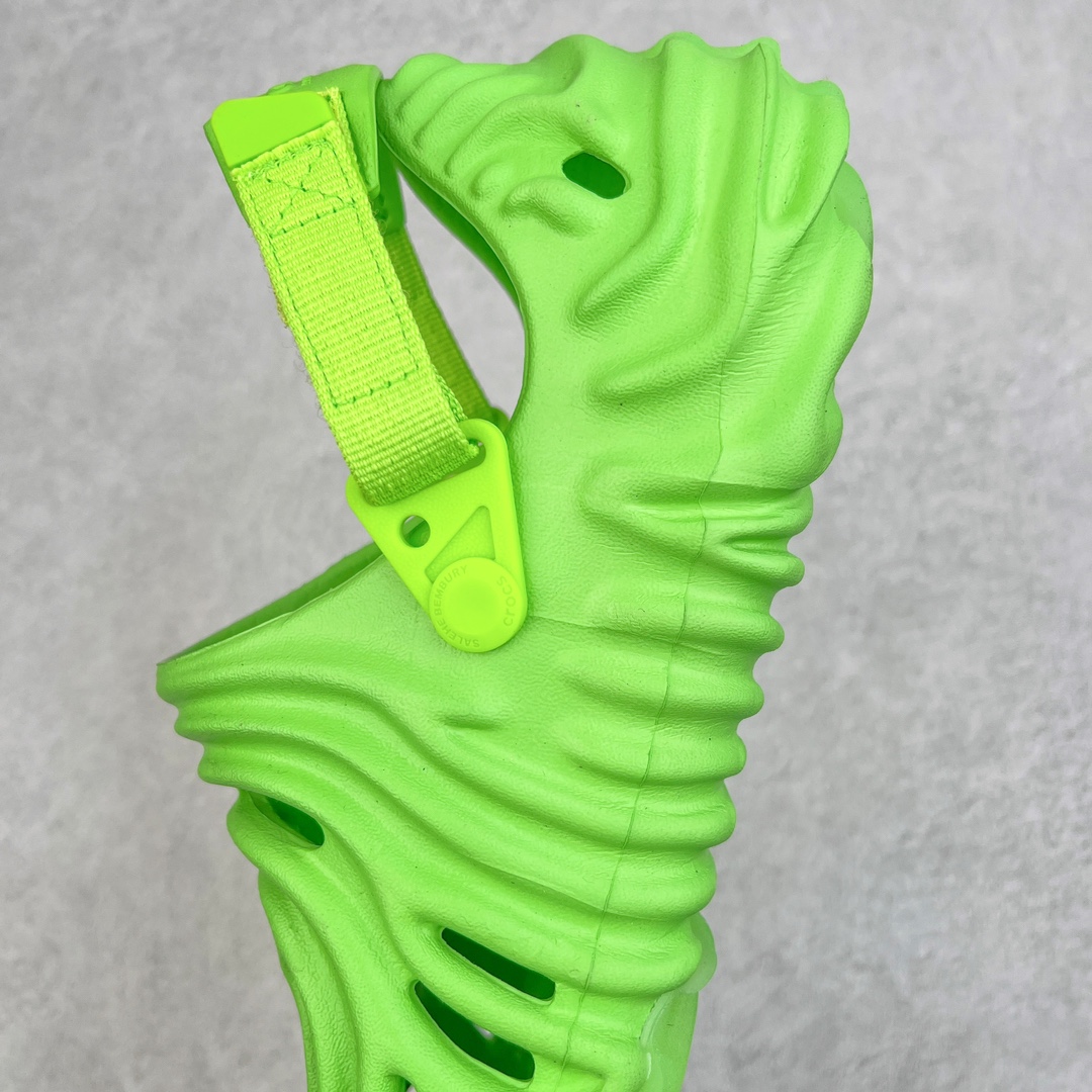 图片[7]-＃DG莞产 Salehe Bembury x Crocs Pollex Clog 卡骆驰指纹式脊骨系列夏日沙滩室内外穿搭休闲涉水洞洞鞋凉拖鞋 近年来随着Urban Outdoor的风潮持续延烧 凉鞋无疑成为了所有相关单品中最大的受益者之一 不仅在穿拖上相当方面 经挑选过后的特殊款式 还能同时兼具抗水的功能 而如果要同时兼顾到美观与时尚 那么绝对不可不提到由Salehe Bembury携手Crocs所推出的Pollex Clog了 日前艺术家 Salehe Bembury 与 Crocs 的合作再度迎来更新 在设计上更有别于Classic Clog slides的设计 改以较具有流线 同时仍兼顾抗水透湿机能性的全新样貌呈现 原厂代工追单品质 采用高工艺EVA一次爆炸鞋底模 组合防滑耐磨水晶橡胶片 后跟魔术贴调节绑带 拖鞋凉鞋随意切换 同步官方尺码：M4（36-37） M5（37-38）M6（38-39）M7（39-40）M8（41-42）M9（42-43）M10（43-44）M11（45-46）-选品中心