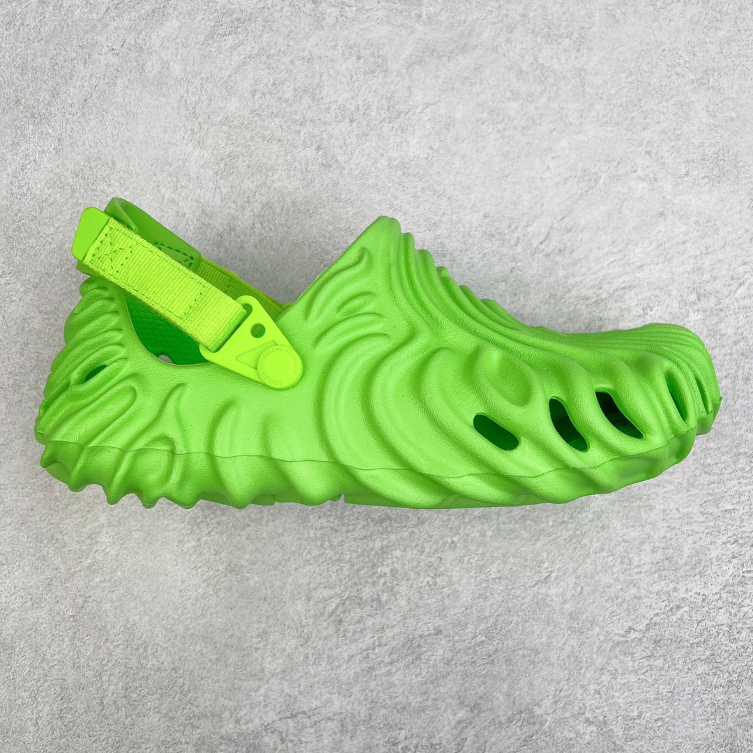 ＃DG莞产 Salehe Bembury x Crocs Pollex Clog 卡骆驰指纹式脊骨系列夏日沙滩室内外穿搭休闲涉水洞洞鞋凉拖鞋 近年来随着Urban Outdoor的风潮持续延烧 凉鞋无疑成为了所有相关单品中最大的受益者之一 不仅在穿拖上相当方面 经挑选过后的特殊款式 还能同时兼具抗水的功能 而如果要同时兼顾到美观与时尚 那么绝对不可不提到由Salehe Bembury携手Crocs所推出的Pollex Clog了 日前艺术家 Salehe Bembury 与 Crocs 的合作再度迎来更新 在设计上更有别于Classic Clog slides的设计 改以较具有流线 同时仍兼顾抗水透湿机能性的全新样貌呈现 原厂代工追单品质 采用高工艺EVA一次爆炸鞋底模 组合防滑耐磨水晶橡胶片 后跟魔术贴调节绑带 拖鞋凉鞋随意切换 同步官方尺码：M4（36-37） M5（37-38）M6（38-39）M7（39-40）M8（41-42）M9（42-43）M10（43-44）M11（45-46）-选品中心
