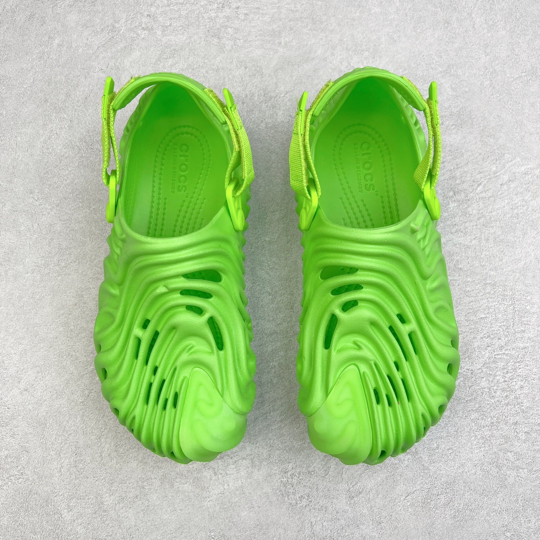 图片[2]-＃DG莞产 Salehe Bembury x Crocs Pollex Clog 卡骆驰指纹式脊骨系列夏日沙滩室内外穿搭休闲涉水洞洞鞋凉拖鞋 近年来随着Urban Outdoor的风潮持续延烧 凉鞋无疑成为了所有相关单品中最大的受益者之一 不仅在穿拖上相当方面 经挑选过后的特殊款式 还能同时兼具抗水的功能 而如果要同时兼顾到美观与时尚 那么绝对不可不提到由Salehe Bembury携手Crocs所推出的Pollex Clog了 日前艺术家 Salehe Bembury 与 Crocs 的合作再度迎来更新 在设计上更有别于Classic Clog slides的设计 改以较具有流线 同时仍兼顾抗水透湿机能性的全新样貌呈现 原厂代工追单品质 采用高工艺EVA一次爆炸鞋底模 组合防滑耐磨水晶橡胶片 后跟魔术贴调节绑带 拖鞋凉鞋随意切换 同步官方尺码：M4（36-37） M5（37-38）M6（38-39）M7（39-40）M8（41-42）M9（42-43）M10（43-44）M11（45-46）-选品中心