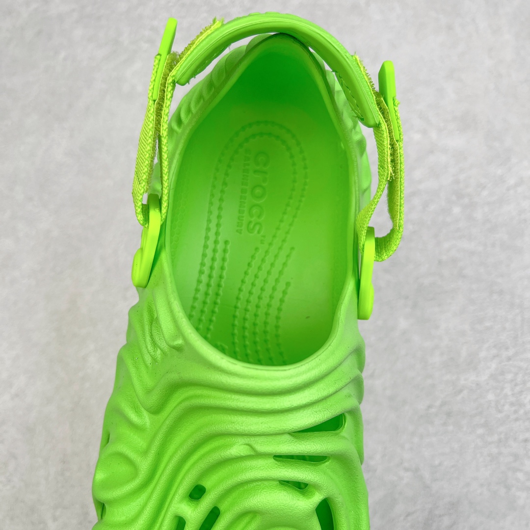 图片[5]-＃DG莞产 Salehe Bembury x Crocs Pollex Clog 卡骆驰指纹式脊骨系列夏日沙滩室内外穿搭休闲涉水洞洞鞋凉拖鞋 近年来随着Urban Outdoor的风潮持续延烧 凉鞋无疑成为了所有相关单品中最大的受益者之一 不仅在穿拖上相当方面 经挑选过后的特殊款式 还能同时兼具抗水的功能 而如果要同时兼顾到美观与时尚 那么绝对不可不提到由Salehe Bembury携手Crocs所推出的Pollex Clog了 日前艺术家 Salehe Bembury 与 Crocs 的合作再度迎来更新 在设计上更有别于Classic Clog slides的设计 改以较具有流线 同时仍兼顾抗水透湿机能性的全新样貌呈现 原厂代工追单品质 采用高工艺EVA一次爆炸鞋底模 组合防滑耐磨水晶橡胶片 后跟魔术贴调节绑带 拖鞋凉鞋随意切换 同步官方尺码：M4（36-37） M5（37-38）M6（38-39）M7（39-40）M8（41-42）M9（42-43）M10（43-44）M11（45-46）-选品中心