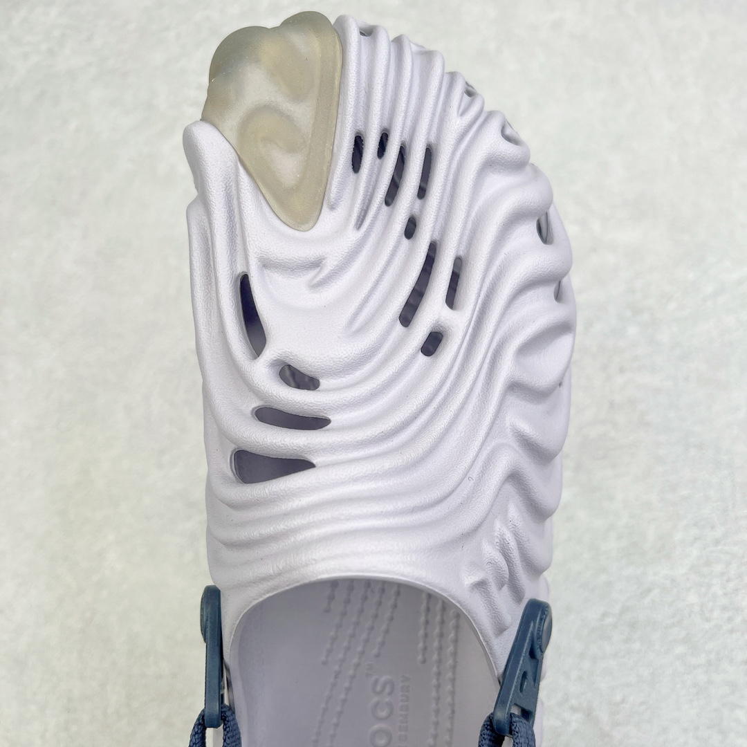 图片[4]-＃DG莞产 Salehe Bembury x Crocs Pollex Clog 卡骆驰指纹式脊骨系列夏日沙滩室内外穿搭休闲涉水洞洞鞋凉拖鞋 近年来随着Urban Outdoor的风潮持续延烧 凉鞋无疑成为了所有相关单品中最大的受益者之一 不仅在穿拖上相当方面 经挑选过后的特殊款式 还能同时兼具抗水的功能 而如果要同时兼顾到美观与时尚 那么绝对不可不提到由Salehe Bembury携手Crocs所推出的Pollex Clog了 日前艺术家 Salehe Bembury 与 Crocs 的合作再度迎来更新 在设计上更有别于Classic Clog slides的设计 改以较具有流线 同时仍兼顾抗水透湿机能性的全新样貌呈现 原厂代工追单品质 采用高工艺EVA一次爆炸鞋底模 组合防滑耐磨水晶橡胶片 后跟魔术贴调节绑带 拖鞋凉鞋随意切换 同步官方尺码：M4（36-37） M5（37-38）M6（38-39）M7（39-40）M8（41-42）M9（42-43）M10（43-44）M11（45-46）-选品中心