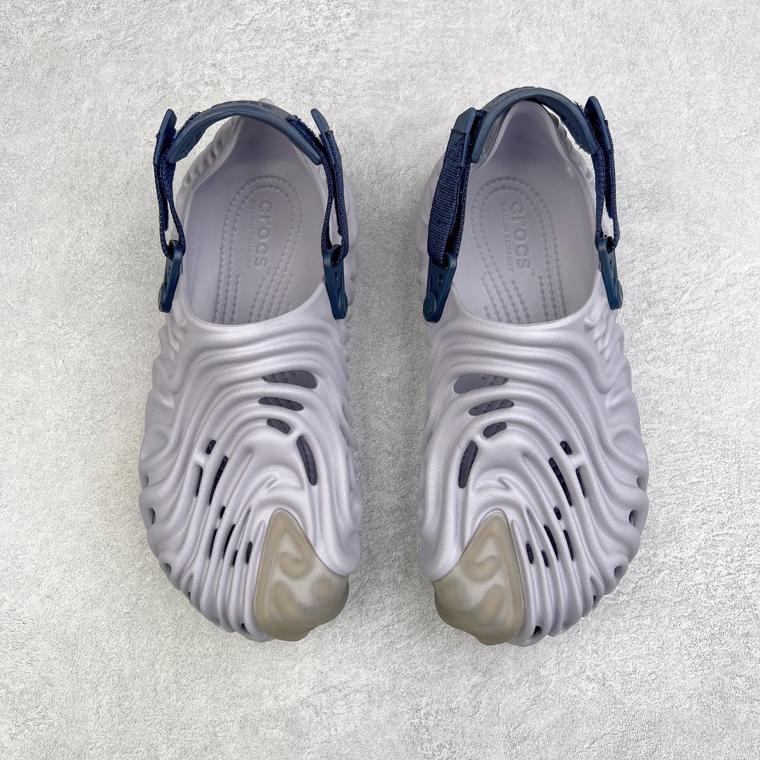 图片[2]-＃DG莞产 Salehe Bembury x Crocs Pollex Clog 卡骆驰指纹式脊骨系列夏日沙滩室内外穿搭休闲涉水洞洞鞋凉拖鞋 近年来随着Urban Outdoor的风潮持续延烧 凉鞋无疑成为了所有相关单品中最大的受益者之一 不仅在穿拖上相当方面 经挑选过后的特殊款式 还能同时兼具抗水的功能 而如果要同时兼顾到美观与时尚 那么绝对不可不提到由Salehe Bembury携手Crocs所推出的Pollex Clog了 日前艺术家 Salehe Bembury 与 Crocs 的合作再度迎来更新 在设计上更有别于Classic Clog slides的设计 改以较具有流线 同时仍兼顾抗水透湿机能性的全新样貌呈现 原厂代工追单品质 采用高工艺EVA一次爆炸鞋底模 组合防滑耐磨水晶橡胶片 后跟魔术贴调节绑带 拖鞋凉鞋随意切换 同步官方尺码：M4（36-37） M5（37-38）M6（38-39）M7（39-40）M8（41-42）M9（42-43）M10（43-44）M11（45-46）-选品中心