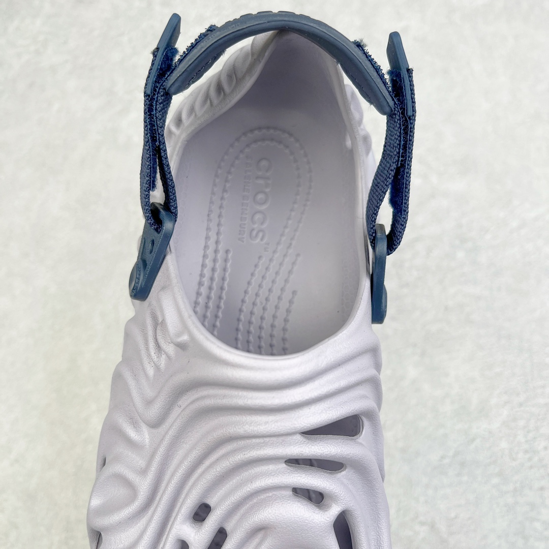 图片[5]-＃DG莞产 Salehe Bembury x Crocs Pollex Clog 卡骆驰指纹式脊骨系列夏日沙滩室内外穿搭休闲涉水洞洞鞋凉拖鞋 近年来随着Urban Outdoor的风潮持续延烧 凉鞋无疑成为了所有相关单品中最大的受益者之一 不仅在穿拖上相当方面 经挑选过后的特殊款式 还能同时兼具抗水的功能 而如果要同时兼顾到美观与时尚 那么绝对不可不提到由Salehe Bembury携手Crocs所推出的Pollex Clog了 日前艺术家 Salehe Bembury 与 Crocs 的合作再度迎来更新 在设计上更有别于Classic Clog slides的设计 改以较具有流线 同时仍兼顾抗水透湿机能性的全新样貌呈现 原厂代工追单品质 采用高工艺EVA一次爆炸鞋底模 组合防滑耐磨水晶橡胶片 后跟魔术贴调节绑带 拖鞋凉鞋随意切换 同步官方尺码：M4（36-37） M5（37-38）M6（38-39）M7（39-40）M8（41-42）M9（42-43）M10（43-44）M11（45-46）-选品中心