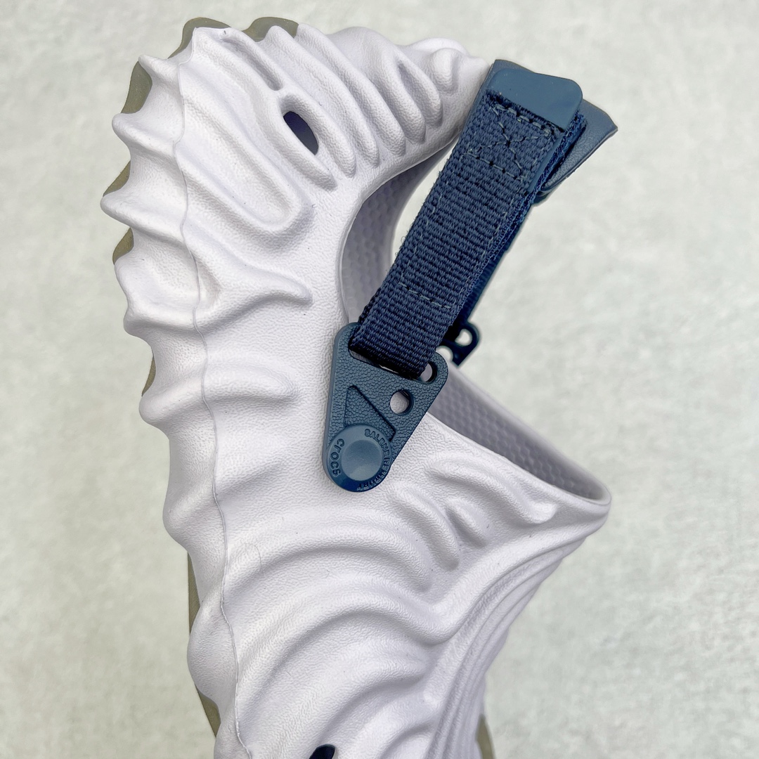 图片[6]-＃DG莞产 Salehe Bembury x Crocs Pollex Clog 卡骆驰指纹式脊骨系列夏日沙滩室内外穿搭休闲涉水洞洞鞋凉拖鞋 近年来随着Urban Outdoor的风潮持续延烧 凉鞋无疑成为了所有相关单品中最大的受益者之一 不仅在穿拖上相当方面 经挑选过后的特殊款式 还能同时兼具抗水的功能 而如果要同时兼顾到美观与时尚 那么绝对不可不提到由Salehe Bembury携手Crocs所推出的Pollex Clog了 日前艺术家 Salehe Bembury 与 Crocs 的合作再度迎来更新 在设计上更有别于Classic Clog slides的设计 改以较具有流线 同时仍兼顾抗水透湿机能性的全新样貌呈现 原厂代工追单品质 采用高工艺EVA一次爆炸鞋底模 组合防滑耐磨水晶橡胶片 后跟魔术贴调节绑带 拖鞋凉鞋随意切换 同步官方尺码：M4（36-37） M5（37-38）M6（38-39）M7（39-40）M8（41-42）M9（42-43）M10（43-44）M11（45-46）-选品中心