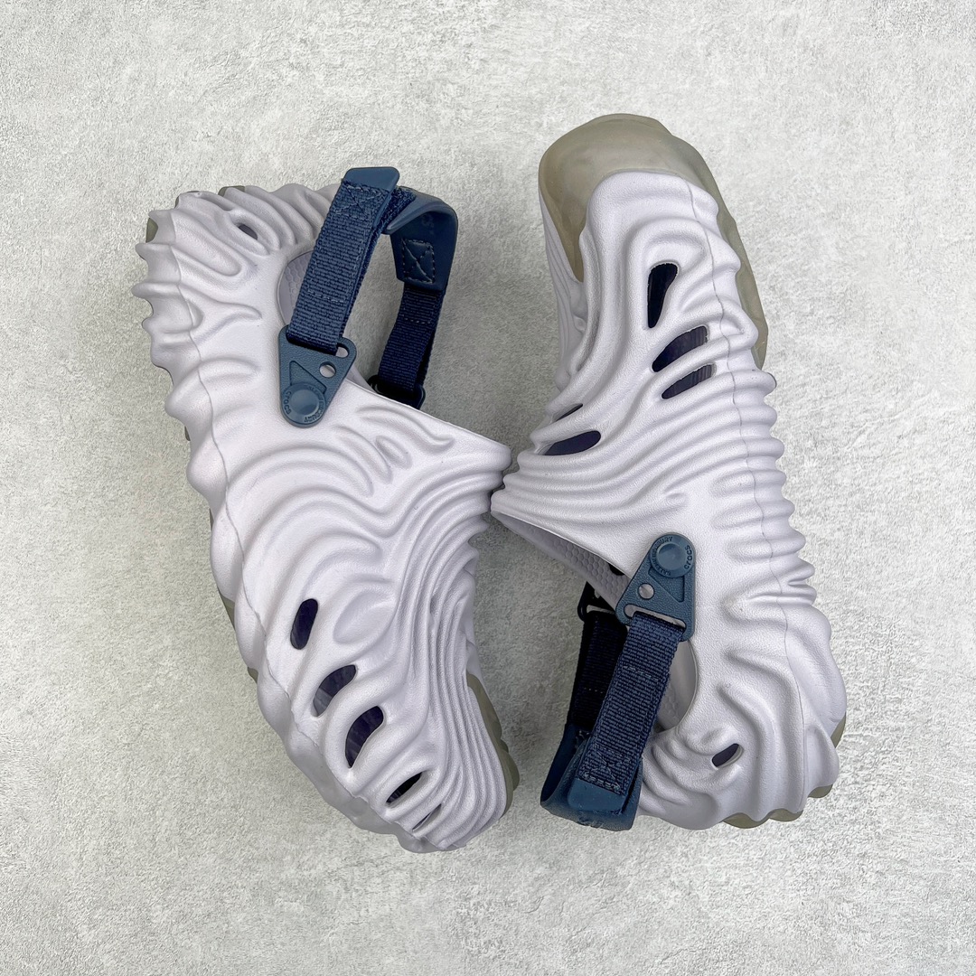 图片[3]-＃DG莞产 Salehe Bembury x Crocs Pollex Clog 卡骆驰指纹式脊骨系列夏日沙滩室内外穿搭休闲涉水洞洞鞋凉拖鞋 近年来随着Urban Outdoor的风潮持续延烧 凉鞋无疑成为了所有相关单品中最大的受益者之一 不仅在穿拖上相当方面 经挑选过后的特殊款式 还能同时兼具抗水的功能 而如果要同时兼顾到美观与时尚 那么绝对不可不提到由Salehe Bembury携手Crocs所推出的Pollex Clog了 日前艺术家 Salehe Bembury 与 Crocs 的合作再度迎来更新 在设计上更有别于Classic Clog slides的设计 改以较具有流线 同时仍兼顾抗水透湿机能性的全新样貌呈现 原厂代工追单品质 采用高工艺EVA一次爆炸鞋底模 组合防滑耐磨水晶橡胶片 后跟魔术贴调节绑带 拖鞋凉鞋随意切换 同步官方尺码：M4（36-37） M5（37-38）M6（38-39）M7（39-40）M8（41-42）M9（42-43）M10（43-44）M11（45-46）-选品中心