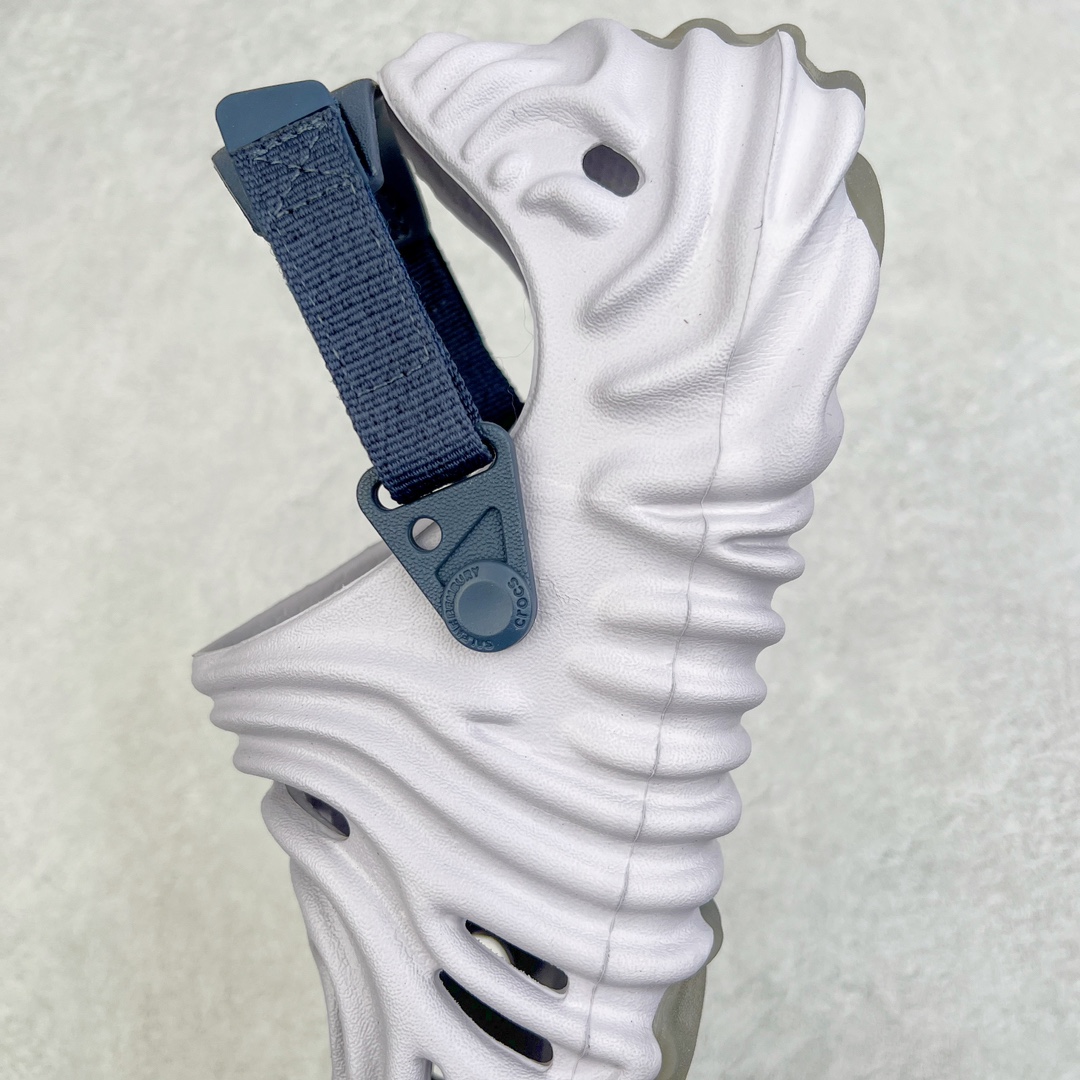 图片[7]-＃DG莞产 Salehe Bembury x Crocs Pollex Clog 卡骆驰指纹式脊骨系列夏日沙滩室内外穿搭休闲涉水洞洞鞋凉拖鞋 近年来随着Urban Outdoor的风潮持续延烧 凉鞋无疑成为了所有相关单品中最大的受益者之一 不仅在穿拖上相当方面 经挑选过后的特殊款式 还能同时兼具抗水的功能 而如果要同时兼顾到美观与时尚 那么绝对不可不提到由Salehe Bembury携手Crocs所推出的Pollex Clog了 日前艺术家 Salehe Bembury 与 Crocs 的合作再度迎来更新 在设计上更有别于Classic Clog slides的设计 改以较具有流线 同时仍兼顾抗水透湿机能性的全新样貌呈现 原厂代工追单品质 采用高工艺EVA一次爆炸鞋底模 组合防滑耐磨水晶橡胶片 后跟魔术贴调节绑带 拖鞋凉鞋随意切换 同步官方尺码：M4（36-37） M5（37-38）M6（38-39）M7（39-40）M8（41-42）M9（42-43）M10（43-44）M11（45-46）-选品中心