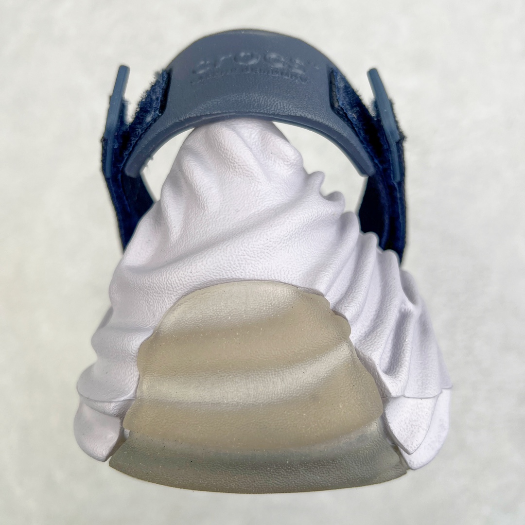 图片[8]-＃DG莞产 Salehe Bembury x Crocs Pollex Clog 卡骆驰指纹式脊骨系列夏日沙滩室内外穿搭休闲涉水洞洞鞋凉拖鞋 近年来随着Urban Outdoor的风潮持续延烧 凉鞋无疑成为了所有相关单品中最大的受益者之一 不仅在穿拖上相当方面 经挑选过后的特殊款式 还能同时兼具抗水的功能 而如果要同时兼顾到美观与时尚 那么绝对不可不提到由Salehe Bembury携手Crocs所推出的Pollex Clog了 日前艺术家 Salehe Bembury 与 Crocs 的合作再度迎来更新 在设计上更有别于Classic Clog slides的设计 改以较具有流线 同时仍兼顾抗水透湿机能性的全新样貌呈现 原厂代工追单品质 采用高工艺EVA一次爆炸鞋底模 组合防滑耐磨水晶橡胶片 后跟魔术贴调节绑带 拖鞋凉鞋随意切换 同步官方尺码：M4（36-37） M5（37-38）M6（38-39）M7（39-40）M8（41-42）M9（42-43）M10（43-44）M11（45-46）-选品中心