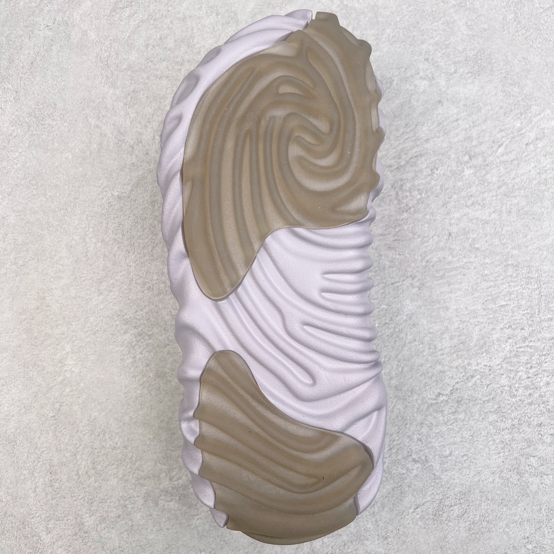 图片[9]-＃DG莞产 Salehe Bembury x Crocs Pollex Clog 卡骆驰指纹式脊骨系列夏日沙滩室内外穿搭休闲涉水洞洞鞋凉拖鞋 近年来随着Urban Outdoor的风潮持续延烧 凉鞋无疑成为了所有相关单品中最大的受益者之一 不仅在穿拖上相当方面 经挑选过后的特殊款式 还能同时兼具抗水的功能 而如果要同时兼顾到美观与时尚 那么绝对不可不提到由Salehe Bembury携手Crocs所推出的Pollex Clog了 日前艺术家 Salehe Bembury 与 Crocs 的合作再度迎来更新 在设计上更有别于Classic Clog slides的设计 改以较具有流线 同时仍兼顾抗水透湿机能性的全新样貌呈现 原厂代工追单品质 采用高工艺EVA一次爆炸鞋底模 组合防滑耐磨水晶橡胶片 后跟魔术贴调节绑带 拖鞋凉鞋随意切换 同步官方尺码：M4（36-37） M5（37-38）M6（38-39）M7（39-40）M8（41-42）M9（42-43）M10（43-44）M11（45-46）-选品中心