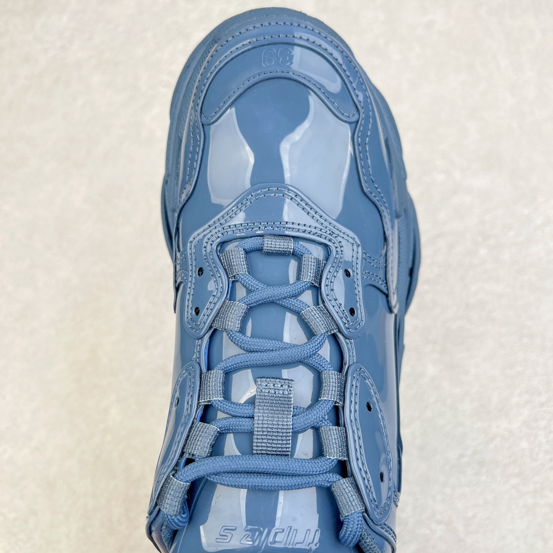 图片[4]-＃VG零售版 BALENCIAGA Triple S 巴黎世家复古老爹鞋 镜面漆皮 全套原纸板楦头开发 最原汁原味的灵魂版型 全鞋荧光划线卡点 胶水把控整洁度追求极致完美 每一双都是工艺品 多重QC质检 超越公司货的品控标准 实实在在的免检产品 原盒原配 正确字体电绣 粗细、位置、大小正确 侧边TPU 透气孔匹配意产原版 正确气垫分离大底 TPU软底 原版一致大底LOGO 立体感十足 原厂皮料水洗做旧 采购原厂网纱 小牛皮 小羊皮和网眼 复杂的三层外底 采用Clear Sole技术将TPU注入鞋底内部可产生气泡 以提供更多舒适感 更轻的鞋子和减震效果 脚趾边缘绣有尺寸 侧面绣有徽标 背面压印徽标 舌头上的Triple S橡胶品牌 2个鞋带环 包括1个功能环 运动系带系统 带12个织物孔眼 双色鞋带让人想起远足靴的鞋带 后部拉环和舌头拉环 水洗效果 打造老旧外观 正常尺码 尺码：35 36 37 38 39 40 41 42 43 44 45 46-选品中心