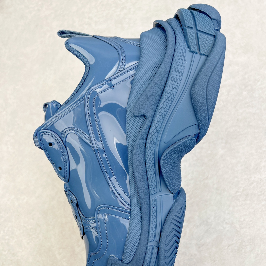 图片[7]-＃VG零售版 BALENCIAGA Triple S 巴黎世家复古老爹鞋 镜面漆皮 全套原纸板楦头开发 最原汁原味的灵魂版型 全鞋荧光划线卡点 胶水把控整洁度追求极致完美 每一双都是工艺品 多重QC质检 超越公司货的品控标准 实实在在的免检产品 原盒原配 正确字体电绣 粗细、位置、大小正确 侧边TPU 透气孔匹配意产原版 正确气垫分离大底 TPU软底 原版一致大底LOGO 立体感十足 原厂皮料水洗做旧 采购原厂网纱 小牛皮 小羊皮和网眼 复杂的三层外底 采用Clear Sole技术将TPU注入鞋底内部可产生气泡 以提供更多舒适感 更轻的鞋子和减震效果 脚趾边缘绣有尺寸 侧面绣有徽标 背面压印徽标 舌头上的Triple S橡胶品牌 2个鞋带环 包括1个功能环 运动系带系统 带12个织物孔眼 双色鞋带让人想起远足靴的鞋带 后部拉环和舌头拉环 水洗效果 打造老旧外观 正常尺码 尺码：35 36 37 38 39 40 41 42 43 44 45 46-选品中心