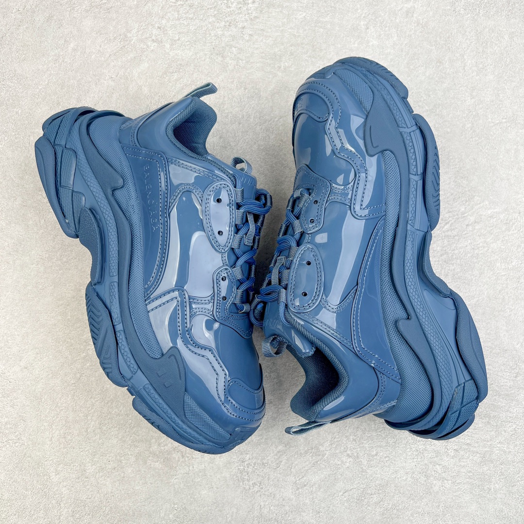图片[3]-＃VG零售版 BALENCIAGA Triple S 巴黎世家复古老爹鞋 镜面漆皮 全套原纸板楦头开发 最原汁原味的灵魂版型 全鞋荧光划线卡点 胶水把控整洁度追求极致完美 每一双都是工艺品 多重QC质检 超越公司货的品控标准 实实在在的免检产品 原盒原配 正确字体电绣 粗细、位置、大小正确 侧边TPU 透气孔匹配意产原版 正确气垫分离大底 TPU软底 原版一致大底LOGO 立体感十足 原厂皮料水洗做旧 采购原厂网纱 小牛皮 小羊皮和网眼 复杂的三层外底 采用Clear Sole技术将TPU注入鞋底内部可产生气泡 以提供更多舒适感 更轻的鞋子和减震效果 脚趾边缘绣有尺寸 侧面绣有徽标 背面压印徽标 舌头上的Triple S橡胶品牌 2个鞋带环 包括1个功能环 运动系带系统 带12个织物孔眼 双色鞋带让人想起远足靴的鞋带 后部拉环和舌头拉环 水洗效果 打造老旧外观 正常尺码 尺码：35 36 37 38 39 40 41 42 43 44 45 46-选品中心