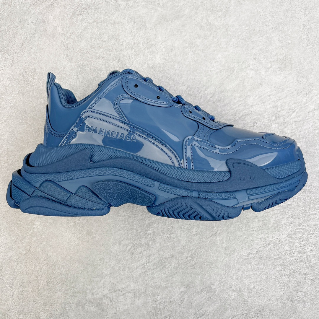 ＃VG零售版 BALENCIAGA Triple S 巴黎世家复古老爹鞋 镜面漆皮 全套原纸板楦头开发 最原汁原味的灵魂版型 全鞋荧光划线卡点 胶水把控整洁度追求极致完美 每一双都是工艺品 多重QC质检 超越公司货的品控标准 实实在在的免检产品 原盒原配 正确字体电绣 粗细、位置、大小正确 侧边TPU 透气孔匹配意产原版 正确气垫分离大底 TPU软底 原版一致大底LOGO 立体感十足 原厂皮料水洗做旧 采购原厂网纱 小牛皮 小羊皮和网眼 复杂的三层外底 采用Clear Sole技术将TPU注入鞋底内部可产生气泡 以提供更多舒适感 更轻的鞋子和减震效果 脚趾边缘绣有尺寸 侧面绣有徽标 背面压印徽标 舌头上的Triple S橡胶品牌 2个鞋带环 包括1个功能环 运动系带系统 带12个织物孔眼 双色鞋带让人想起远足靴的鞋带 后部拉环和舌头拉环 水洗效果 打造老旧外观 正常尺码 尺码：35 36 37 38 39 40 41 42 43 44 45 46-选品中心