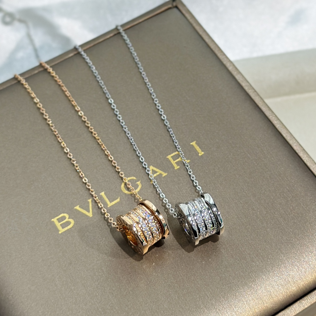 NO:106874,Bvlgari classic hot Bvlgari three-row diamond with diamond thread necklace high-end custom inlay luxury classic spring design now adds zircon to embellish the most classic and popular series Classic styles Remaining styles Platinum rose gold two colors Necklaces, jewelry boutiques, bottega veneta, bvlgari, bvlgari, necklace19860909Bvlgari 宝格丽经典火爆款 三排钻 带钻 螺纹项链 高端定制镶嵌 奢华经典弹簧设计现在又增加锆石点缀最经典和流行的系列 经典到爆的款 自留款 铂金玫瑰金两色 项链,饰品精品,bottega veneta,bvlgari,bvlgari,necklace,Jewelry