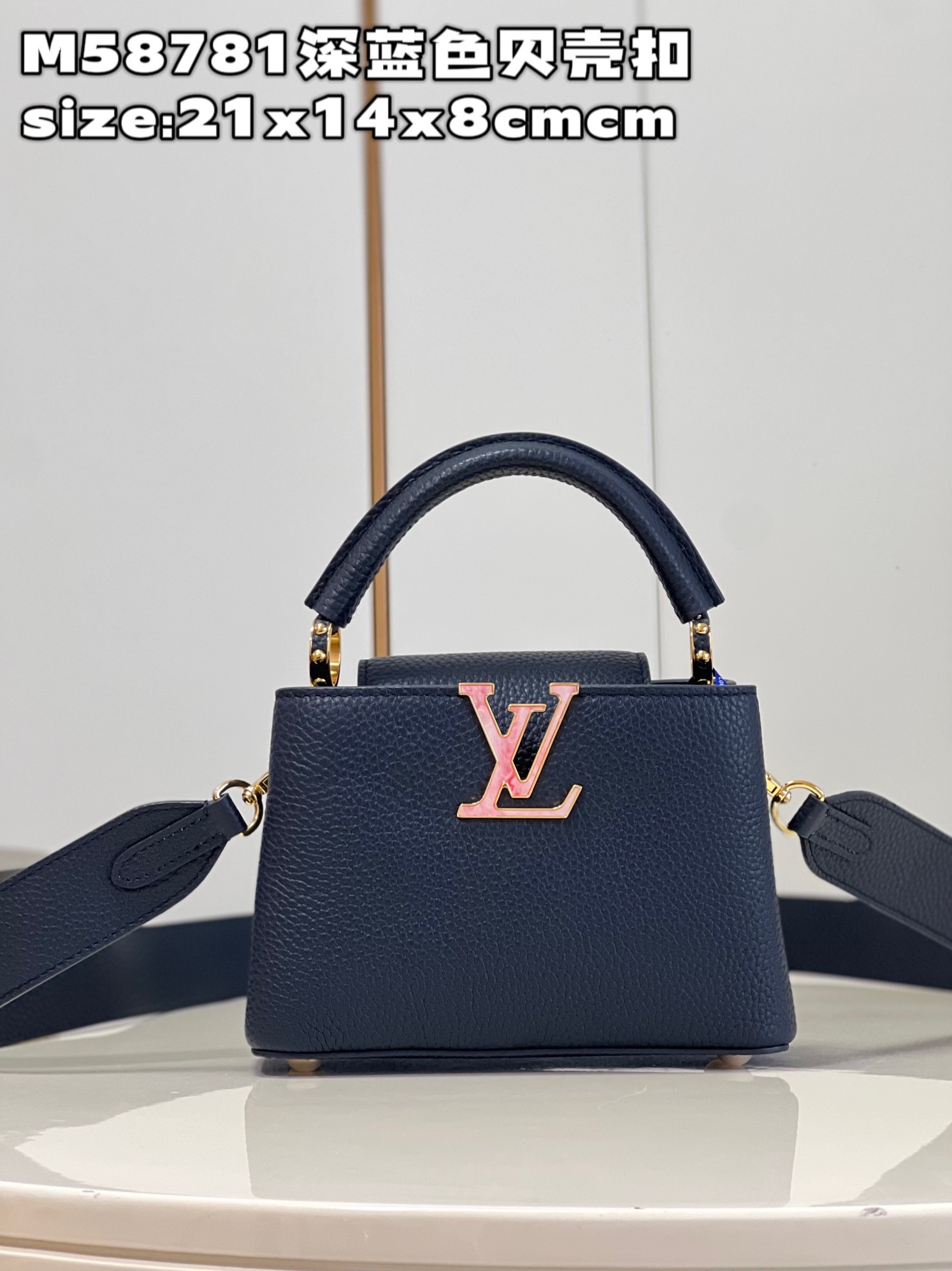 顶级原单M58781深蓝色贝壳扣迷你本款Capucines迷你手袋为Taurilon皮革浸染明快色彩将莹