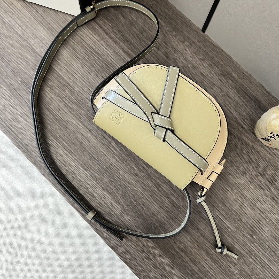 NO:343059,The new version of Lw Gate Dual is highly consistent with the classic version of the Gate mini. The internal capacity is enough to store daily belongings [Fireworks] miniGate Dual handbag is made of soft natural cowhide leather, equipped with a knotted leather strap with saddle stitching and a side lock metal pin. The front flip pull tab is located under the rope-knotted belt for safe fixing, bonded gold suede lining, and two pocket compartments inside. Removable shoulder straps* shoulder, crossbody, chest hanging* waist bag... One bag is embossed with Anagram pattern in the same color Model 011822 Size21x12.5x9.5cm (with full package), Gate saddle bag, cowhide19860909Lw Gate Dual 新版本 与经典版Gate mini高度一致,内部容量足以收纳日常随身物品[烟花]miniGateDual手袋采用柔软天然牛皮革精制而成,配有马鞍缝线的打结皮革带和侧面锁扣金属别针,正面翻盖拉袢位于绳结皮带下方,用于稳妥固定,粘合金色绒面革衬里,内有两个插袋隔层.可拆卸肩带*肩背、斜挎、胸口悬挂*腰包…一包多用同色系Anagram图案压花 型号011822  Size21x12.5x9.5cm （配全套包装）,Gate马鞍包,cowhide,Bag