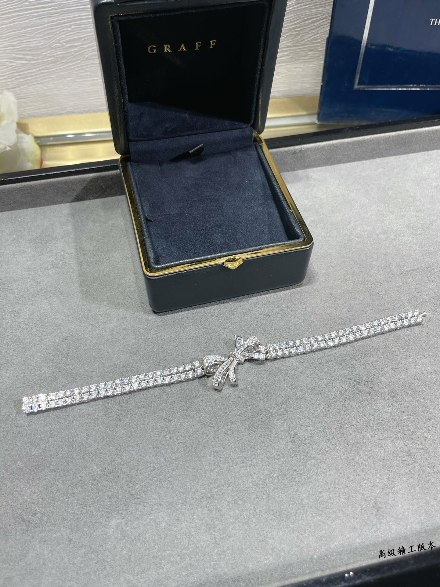 Luxurious Double-Storey Butterfly Chain Jewels with Cylindrical Bling Design - 图片 2