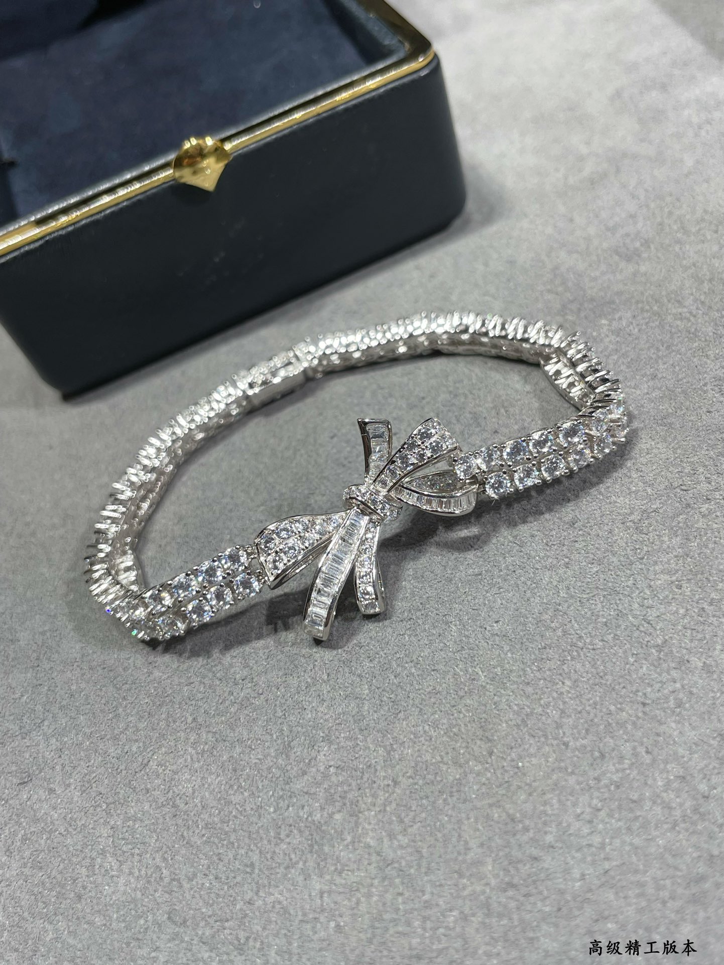 Luxurious Double-Storey Butterfly Chain Jewels with Cylindrical Bling Design - 图片 8
