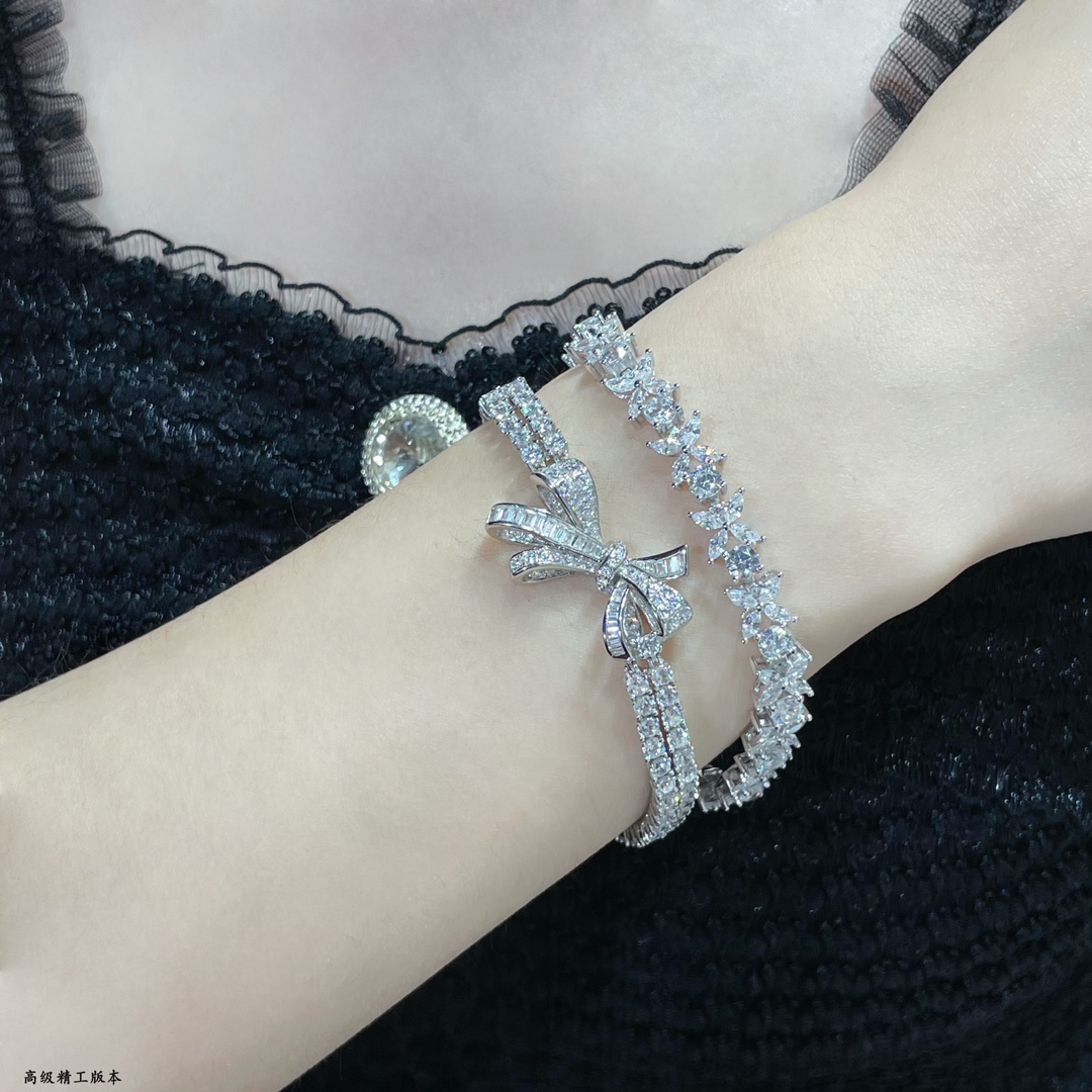 Luxurious Double-Storey Butterfly Chain Jewels with Cylindrical Bling Design