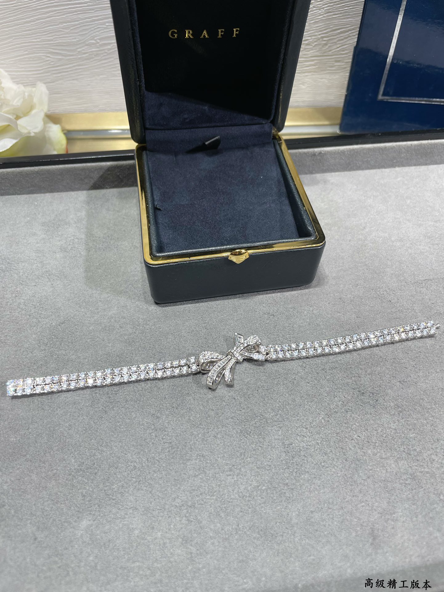 Luxurious Double-Storey Butterfly Chain Jewels with Cylindrical Bling Design - 图片 3