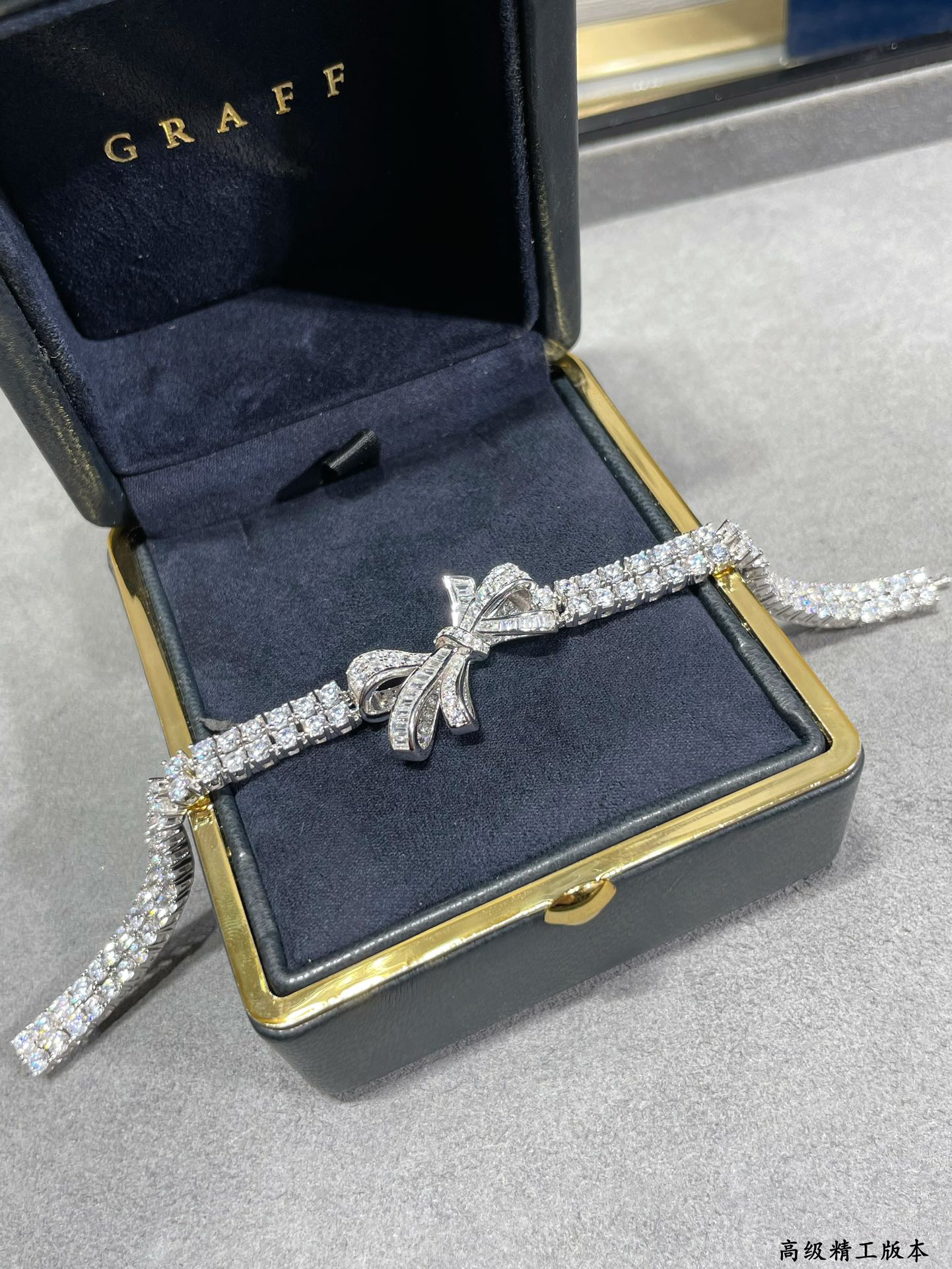 Luxurious Double-Storey Butterfly Chain Jewels with Cylindrical Bling Design - 图片 5