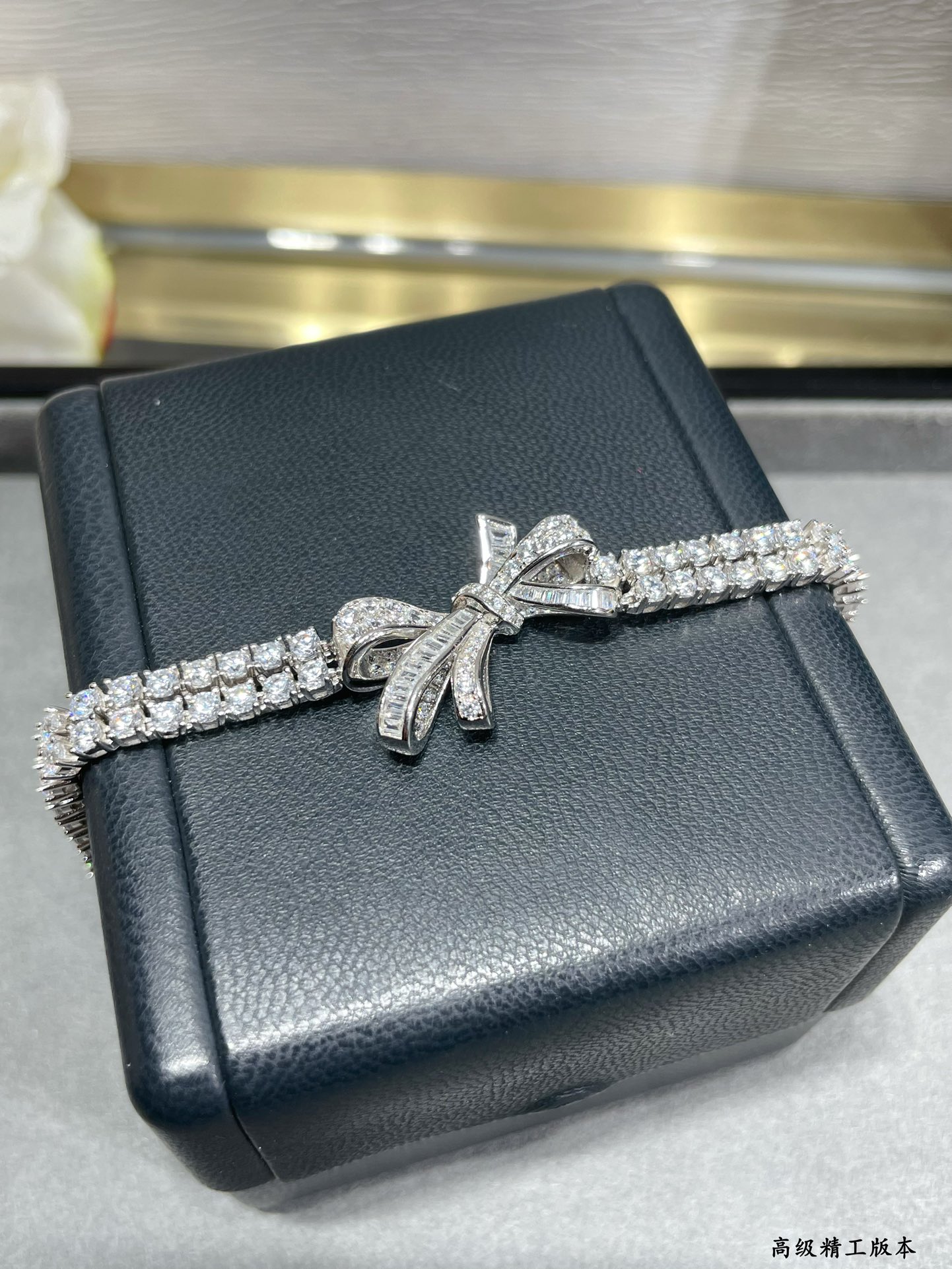 Luxurious Double-Storey Butterfly Chain Jewels with Cylindrical Bling Design - 图片 6