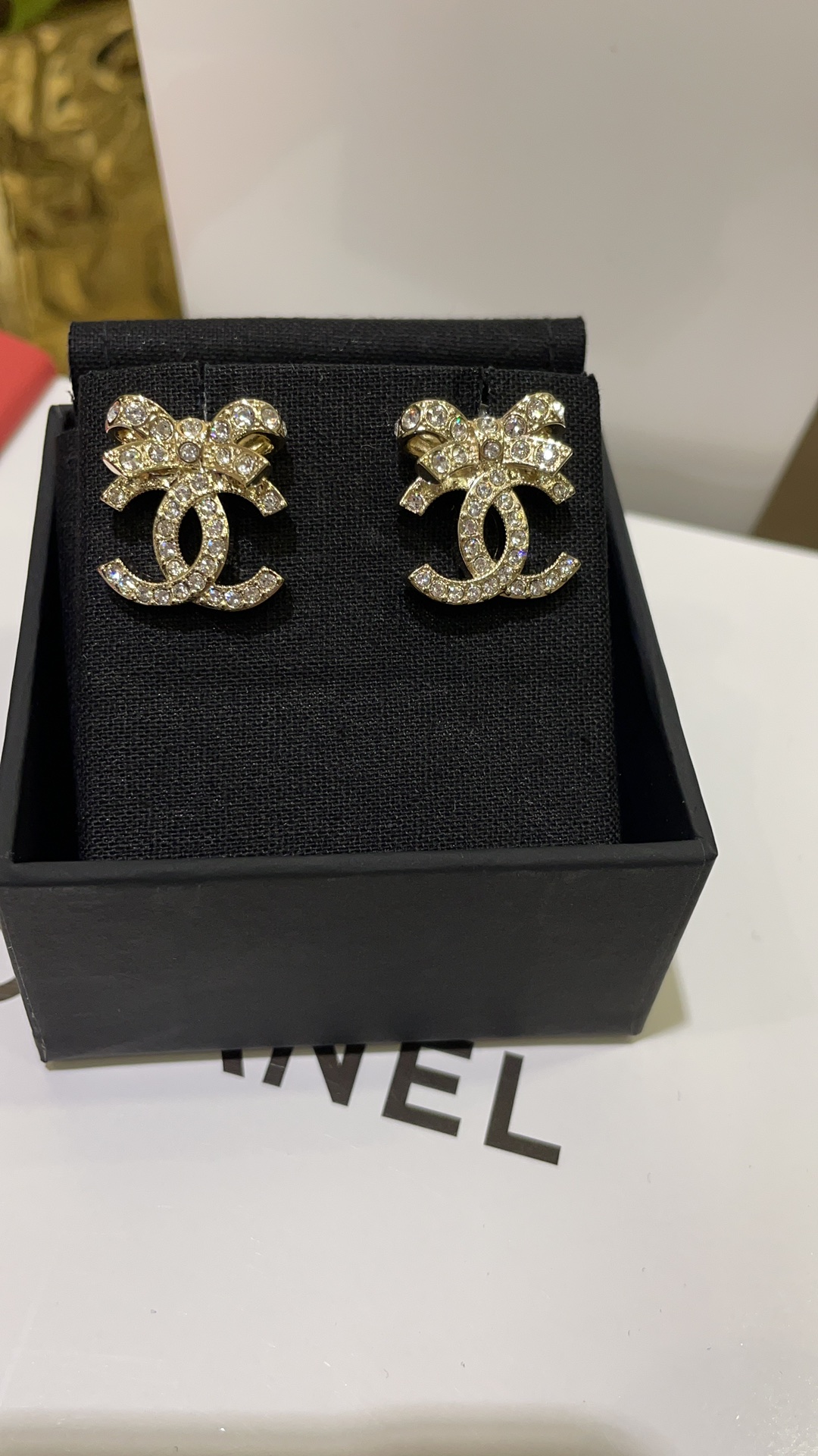 NO:677921,88160 The gold model arrived today. 23s classic full diamond bow double C gold stud earrings. The golden full diamond bow is gentle and elegant. It is simple and suitable for daily wear. The more you look at it, the more beautiful it becomes. It is indeed the most popular one this season. Exclusively purchased from yb. Customized. Swarovski diamond material. Earring studs with packaging box, Cartier high-end jewelry.1986090988160 今日到货金色款 23s经典款满钻蝴蝶结双C金色耳钉 金色满钻小蝴蝶结温柔又气质 简简单单很适合日常佩戴哦 越看越美～不愧是本季最爆的一款 独家购入yb定制 施华洛钻材质 耳钉带包装盒,,卡迪亚高端饰品,Jewelry