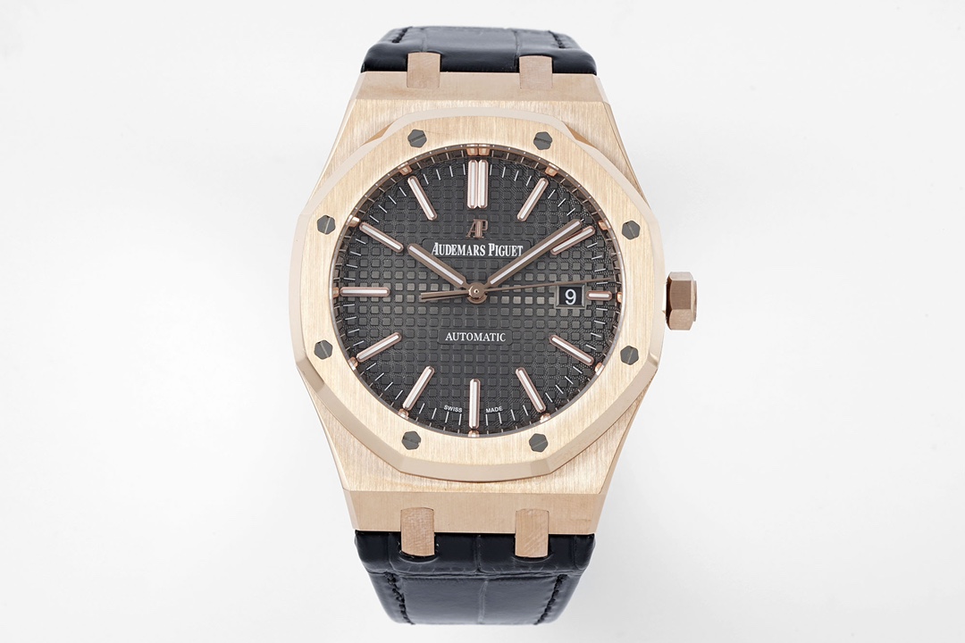 NO:586287,IP.Factory's genuine work - the most powerful 'King of Steel' Audemars Piguet 15400 integrated movement CAL version. 1. It adopts the same three-piece structure as the original. All positions and assembly methods of the watch case are consistent with the original. 2. The most important strap of the steel strap watch, the IP factory uses the original strap to open the mold so that the strap has a delicate brushed pattern and will not sharply cut the hand. The thickness and joints of the strap are consistent with the original, and the details are meticulous.  3. The movable buffer design at the top of the watch strap connecting the watch head is consistent with the original product, making it closer to the wrist and more comfortable to wear. 4. The switch design and texture of the watch buckle and the engraving process of the watch buckle are consistent with the original product. 5. The IP factory restores the original wording, workmanship and color details and puts them together with the original product without flaws.  6. The movement is the soul of the entire watch and the key to distinguish authenticity. The IP factory perfectly replicates the original movement. It is a true one-piece movement, no longer a movement decorated with plywood. The specific details are as follows: 1: The calendar jumps instantaneously in the opposite direction, which is different from the movement with plywood on the market. The calendar direction is different. 2. The central axis of the pointer is a solid central axis, which is consistent with the original. The pointer is polished to make it burr-free.  3. Any gears on the back of the movement are not decorations. The winding power pinion will drive, and the gears and barrels on the flat hairspring (FLAT) deck are real and movable. 4. The balance wheel position corresponds to the original product at 7 o'clock, and the power reserve time is consistent with the original product of 41 hours. The movement's shock absorber, no card, and other details are restored to the original movement.  5: The color of the movement rotor is most easily mistaken, because the color of the rotor in the official website picture is more rose red, while the original real rotor is more gold, which leads to many rotor blades on the market being made in rose red color, but the IP factory specially adjusts the color of the rotor to be consistent with the original one (other ones on the market are generally redder). The IP factory is sincere and perfectly restored!  ,,audemars19860909IP.Factory真芯之作—最强“钢王之王”爱彼15400一体机芯CAL版本. 1采用与原版一致三件套式结构.表壳所有位置和装配方式跟原装一致. 2钢带表最重中之重的表带,IP厂用原装表带开模使表带细腻的拉丝纹并且不会锋利割手,表带厚度和关节跟足原装一致,对细节一丝不苟 3表带头粒连接表头处与正品一致的活动缓冲设计,让佩戴更贴近手腕更舒服 4表扣的开关设计和质感与表扣的雕刻工艺均与正品一致 5IP厂还原原装字面做工与颜色细节和正品放在一起无破绽 6机芯是整个手表的灵魂和辨别真假的重点,IP厂完美复制原装机芯,真正的一体机芯,不再是夹板装饰的机芯,具体细节如下1:日历是反方向的瞬跳,区别于市面的机芯加夹板,日历方向是不一样的 2指针中轴为实心中轴,与原装一致,指针打磨使指针毫无毛刺 3机芯背面任何齿轮都不是装饰,上链条动力小齿轮会传动,平面游丝(FLAT)甲板上的齿轮与发条盒均真实可动可用 4摆轮位置对应正品在7点位置,动力储存时间与正品一致的41小时.机芯的避震器,无卡度等等细节都还原原装机芯 5:最容易错误的机芯陀片颜色,因为官网图片陀片颜色偏玫红,而原装实物陀片偏金,这就导致市面很多做陀片按着玫红颜色做,而IP厂特调了陀片颜色跟原装一致（市面其他的普遍偏红） IP厂真芯诚意,完美还原！,,audemars,Watch