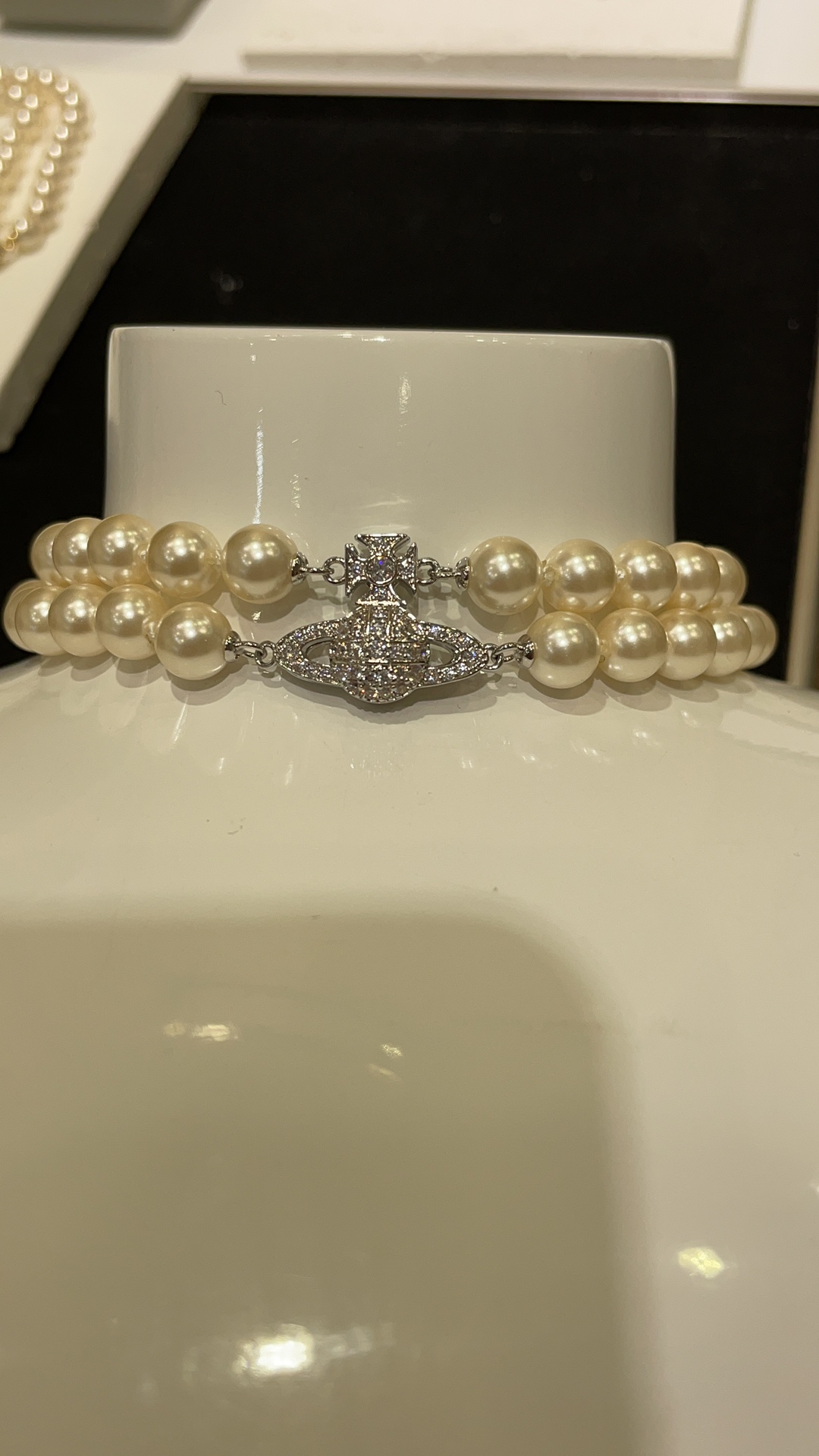 NO:634204,88280, Who will look good wearing it today? Vivienne Westwood Queen Mother Silver Diamond Saturn Magnetic Buckle Double Pearl Necklace Choker Can be French and elegant, can be sweet and spicy, can be a rich girl, there is simply no style that it cannot control!  So beautiful. Designed with magnetic suction. Super convenient for daily wear. Purchase yb developed custom pearls, custom crystal necklaces, top version, necklace, Cartier high-end jewelry.1986090988280,今日到货谁戴谁好看 VivienneWestwood西太后银色满钻土星磁扣双层珍珠项链choker 可法式优雅 可甜辣少女 可富家千金 简直没有它驾驭不了的风格！太美了 采用磁吸口设计 日常佩戴超级方便 购入yb开发 定制珍珠 定制水晶 项链,顶级版本,,necklace,卡迪亚高端饰品,Jewelry