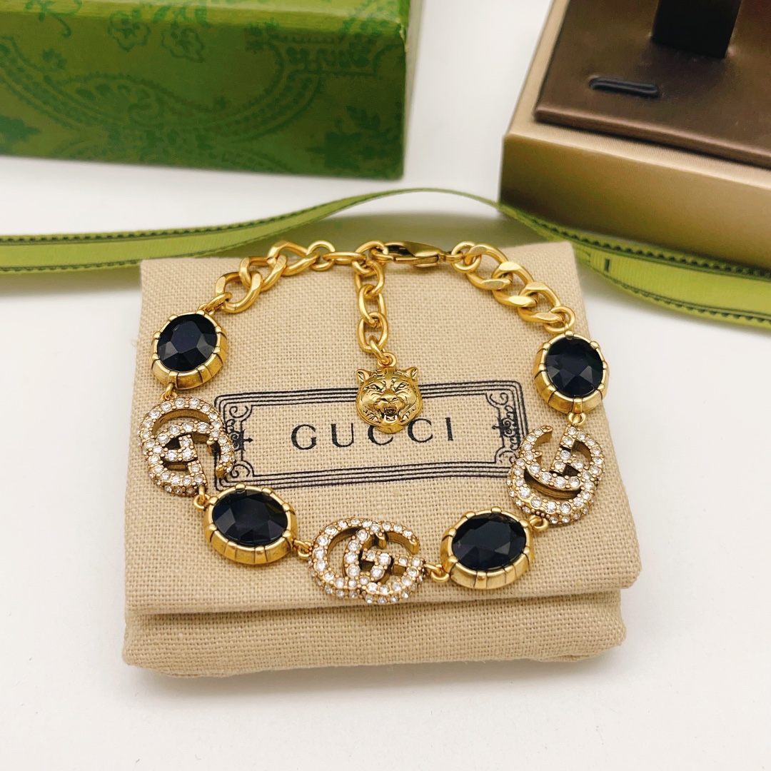 编号GSL0009
Gucci古驰双G 手链 超有辨识度的双G logo加上一颗大大的宝石💎 不同的颜色
