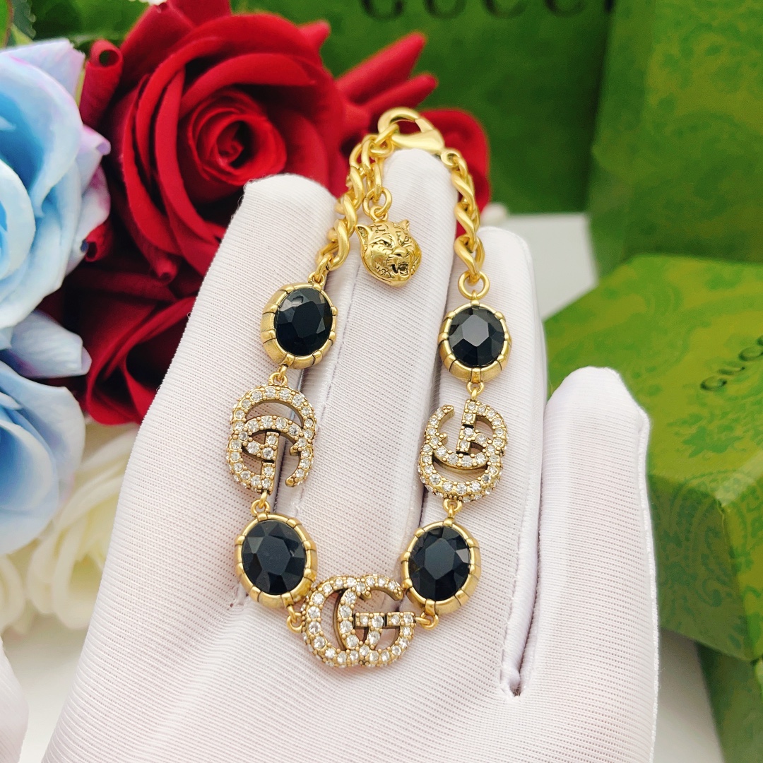 编号GSL0009
Gucci古驰双G 手链 超有辨识度的双G logo加上一颗大大的宝石💎 不同的颜色