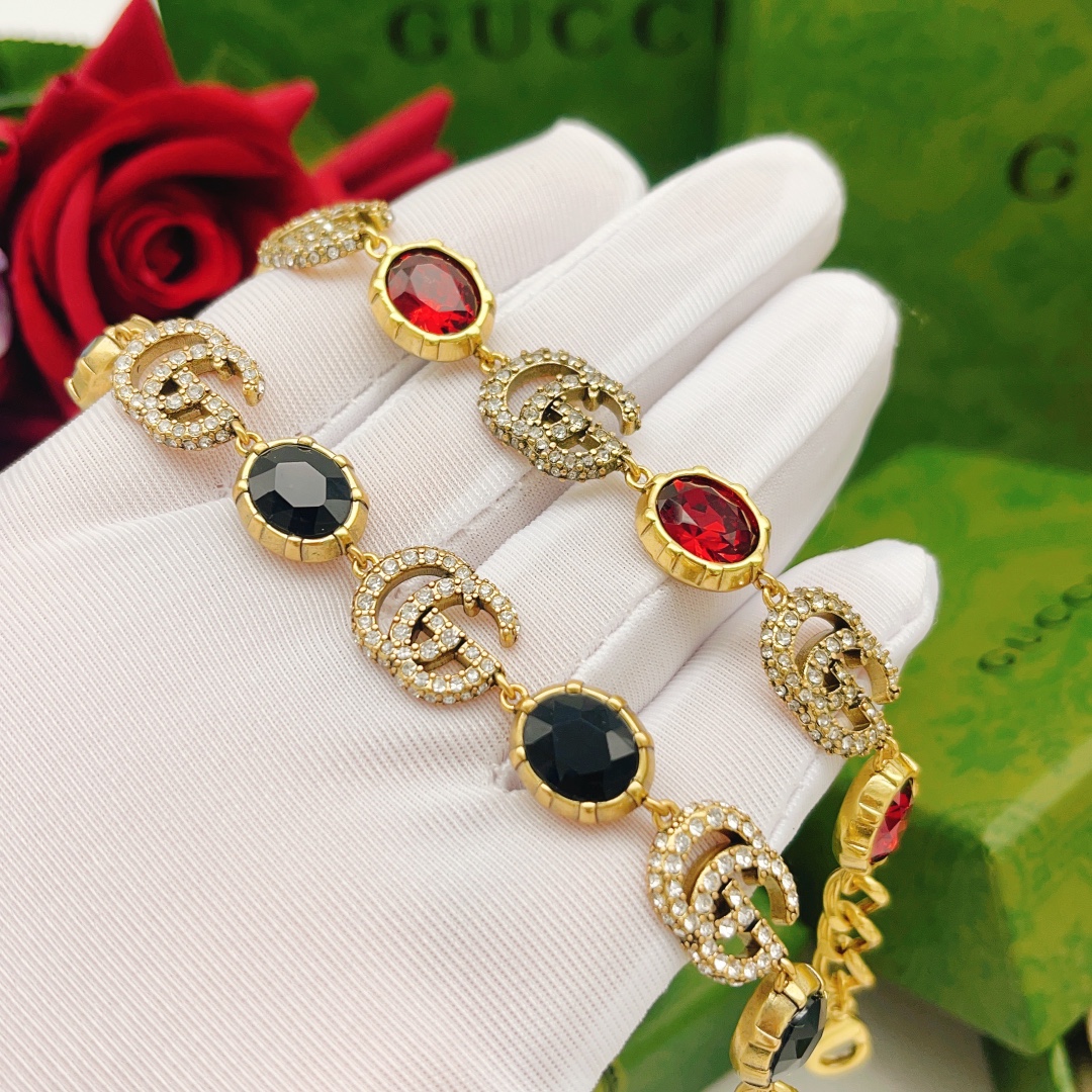 编号GSL0009
Gucci古驰双G 手链 超有辨识度的双G logo加上一颗大大的宝石💎 不同的颜色