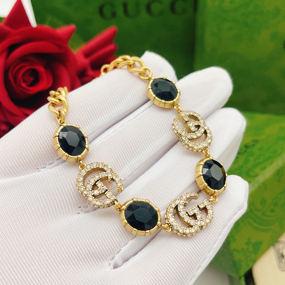 编号GSL0009
Gucci古驰双G 手链 超有辨识度的双G logo加上一颗大大的宝石💎 不同的颜色