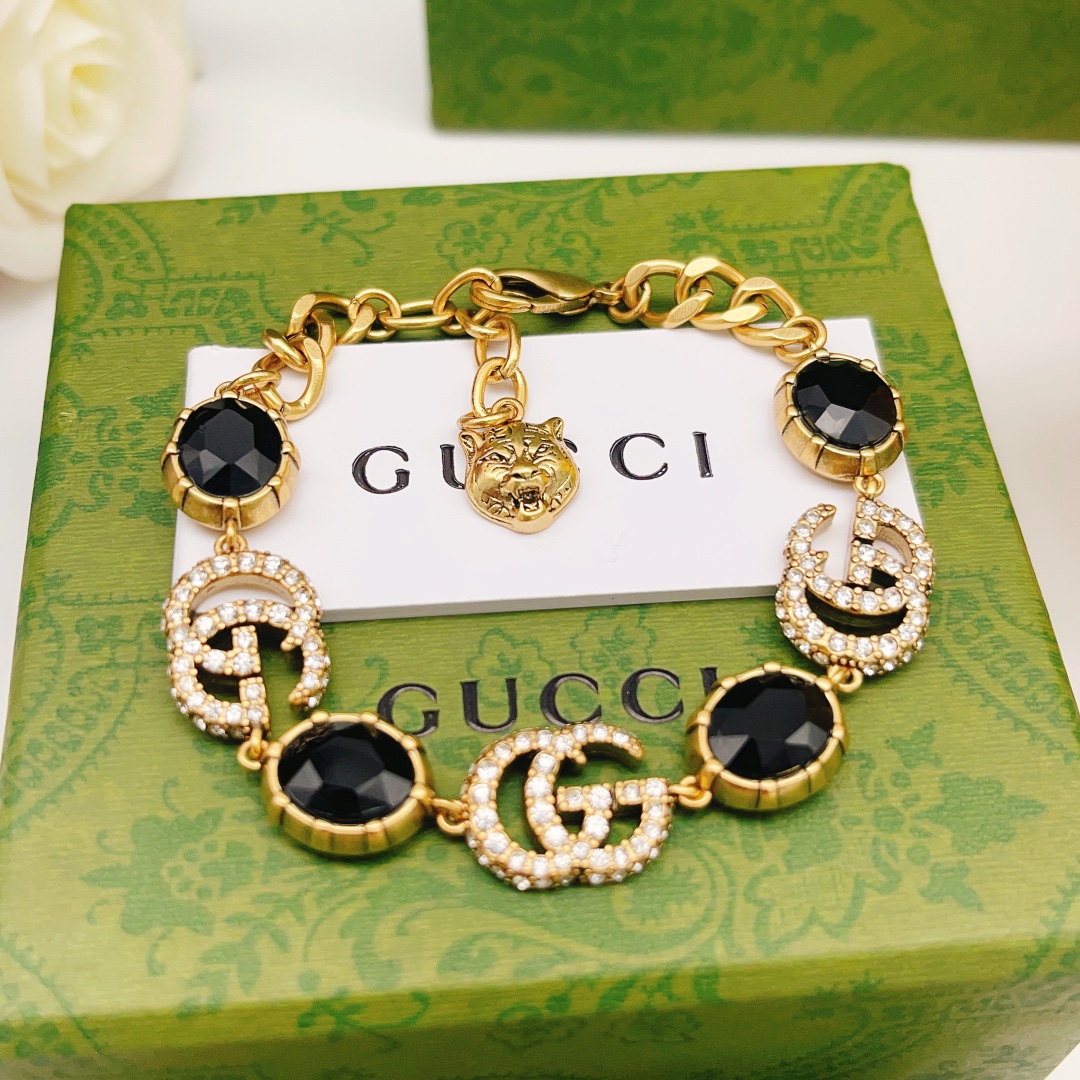 编号GSL0009
Gucci古驰双G 手链 超有辨识度的双G logo加上一颗大大的宝石💎 不同的颜色
