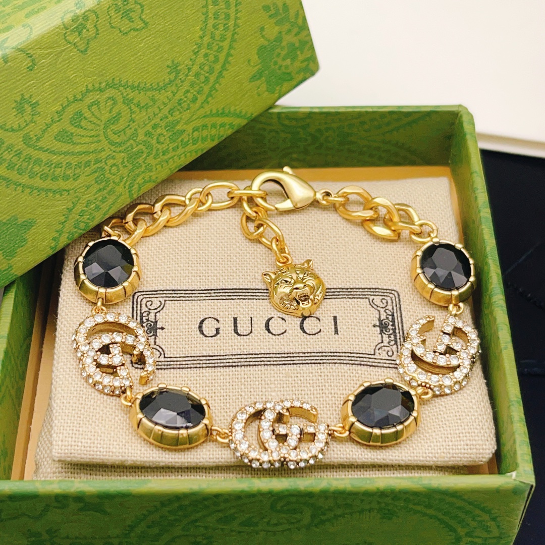 编号GSL0009
Gucci古驰双G 手链 超有辨识度的双G logo加上一颗大大的宝石💎 不同的颜色