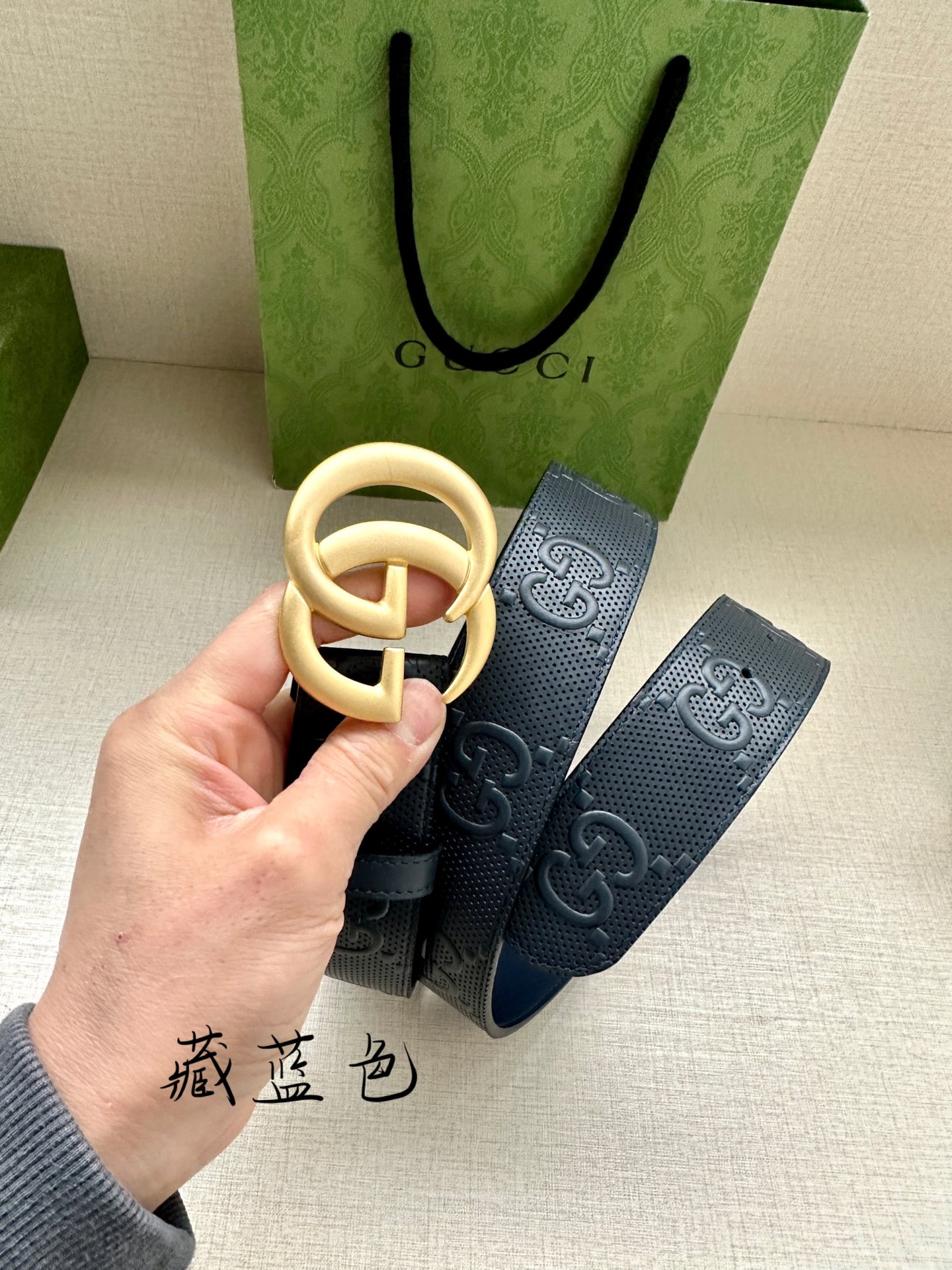 GUCCI宽度4.0cm这款单品将品牌的过去与未来贯通在一起以现代风格的全新设计诠释了经典设计元素Guc