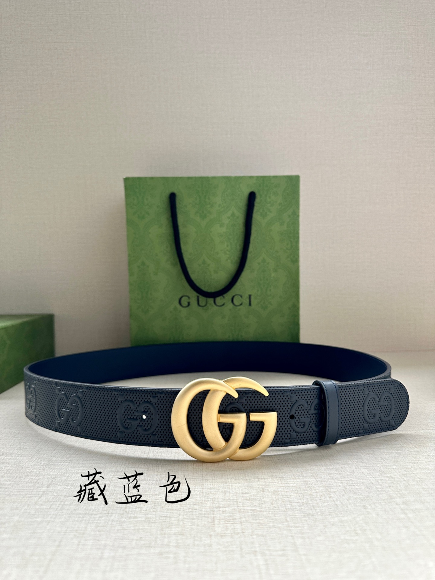GUCCI宽度4.0cm这款单品将品牌的过去与未来贯通在一起以现代风格的全新设计诠释了经典设计元素Guc