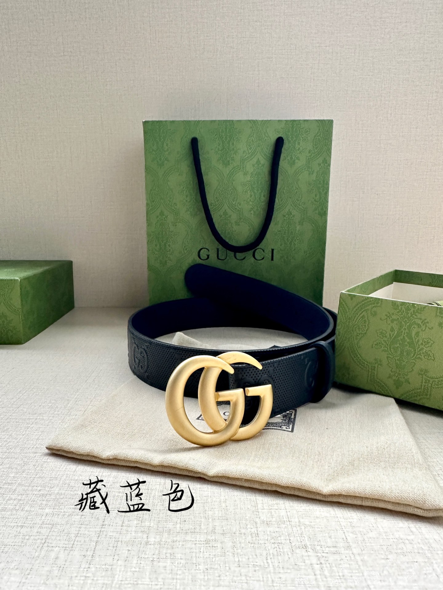 GUCCI宽度4.0cm这款单品将品牌的过去与未来贯通在一起以现代风格的全新设计诠释了经典设计元素Guc