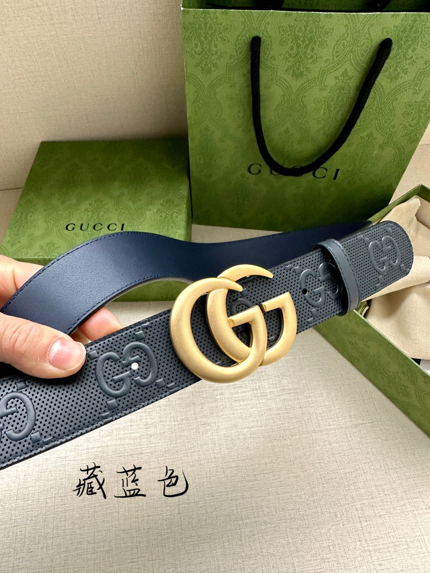 GUCCI宽度4.0cm这款单品将品牌的过去与未来贯通在一起以现代风格的全新设计诠释了经典设计元素Guc