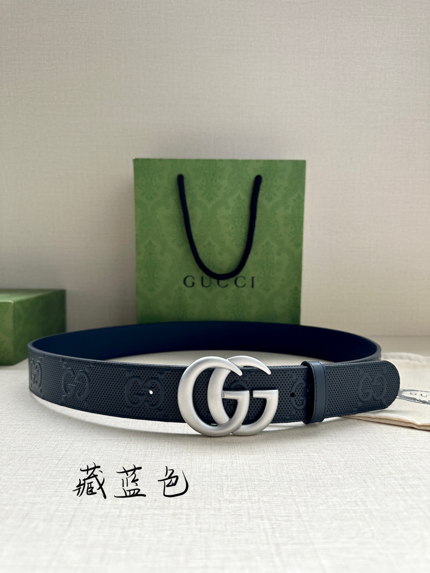 GUCCI宽度4.0cm这款单品将品牌的过去与未来贯通在一起以现代风格的全新设计诠释了经典设计元素Guc