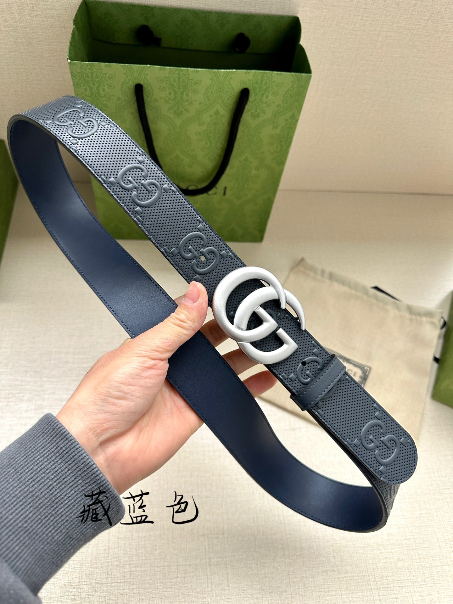GUCCI宽度4.0cm这款单品将品牌的过去与未来贯通在一起以现代风格的全新设计诠释了经典设计元素Guc