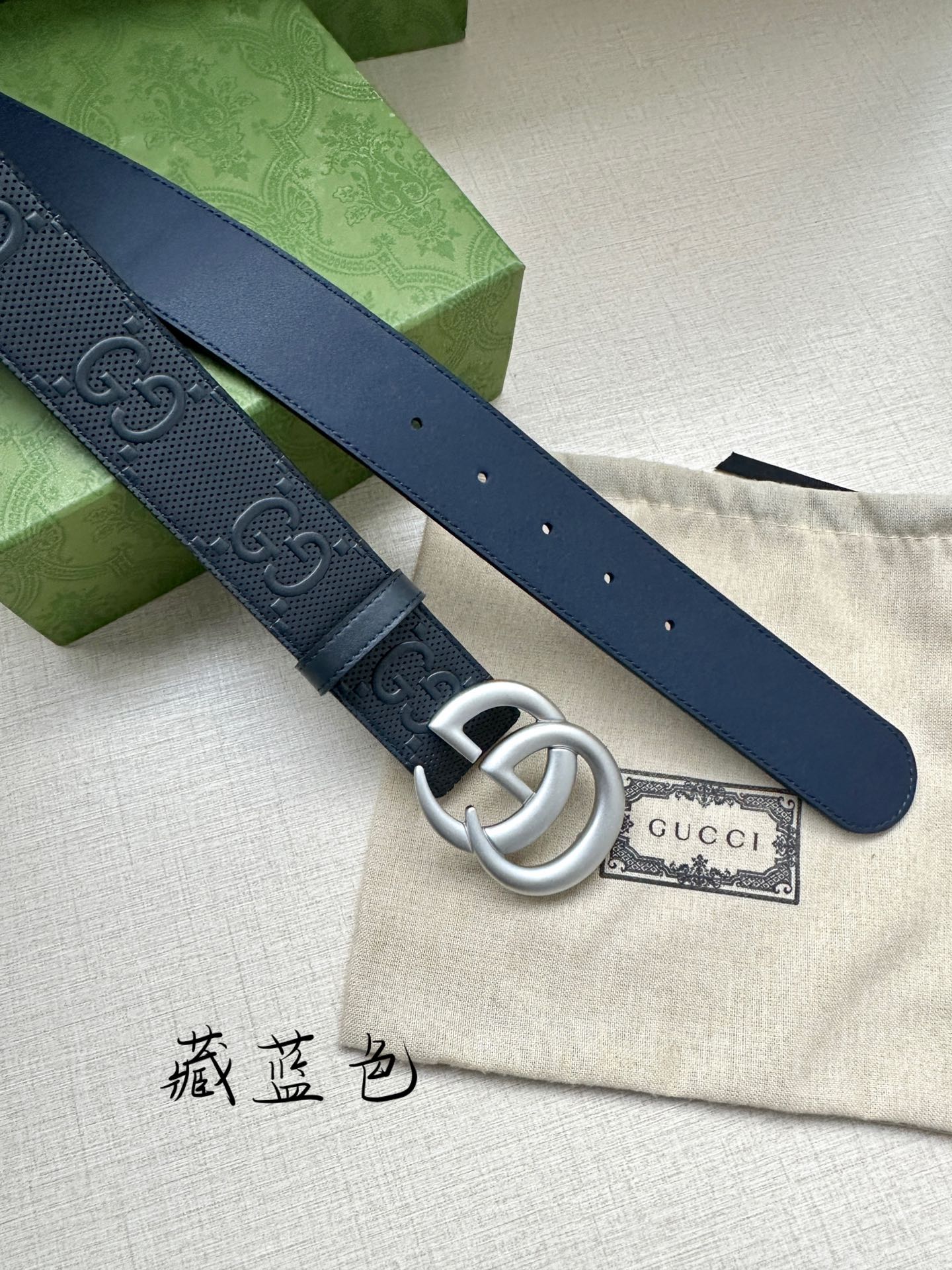 GUCCI宽度4.0cm这款单品将品牌的过去与未来贯通在一起以现代风格的全新设计诠释了经典设计元素Guc
