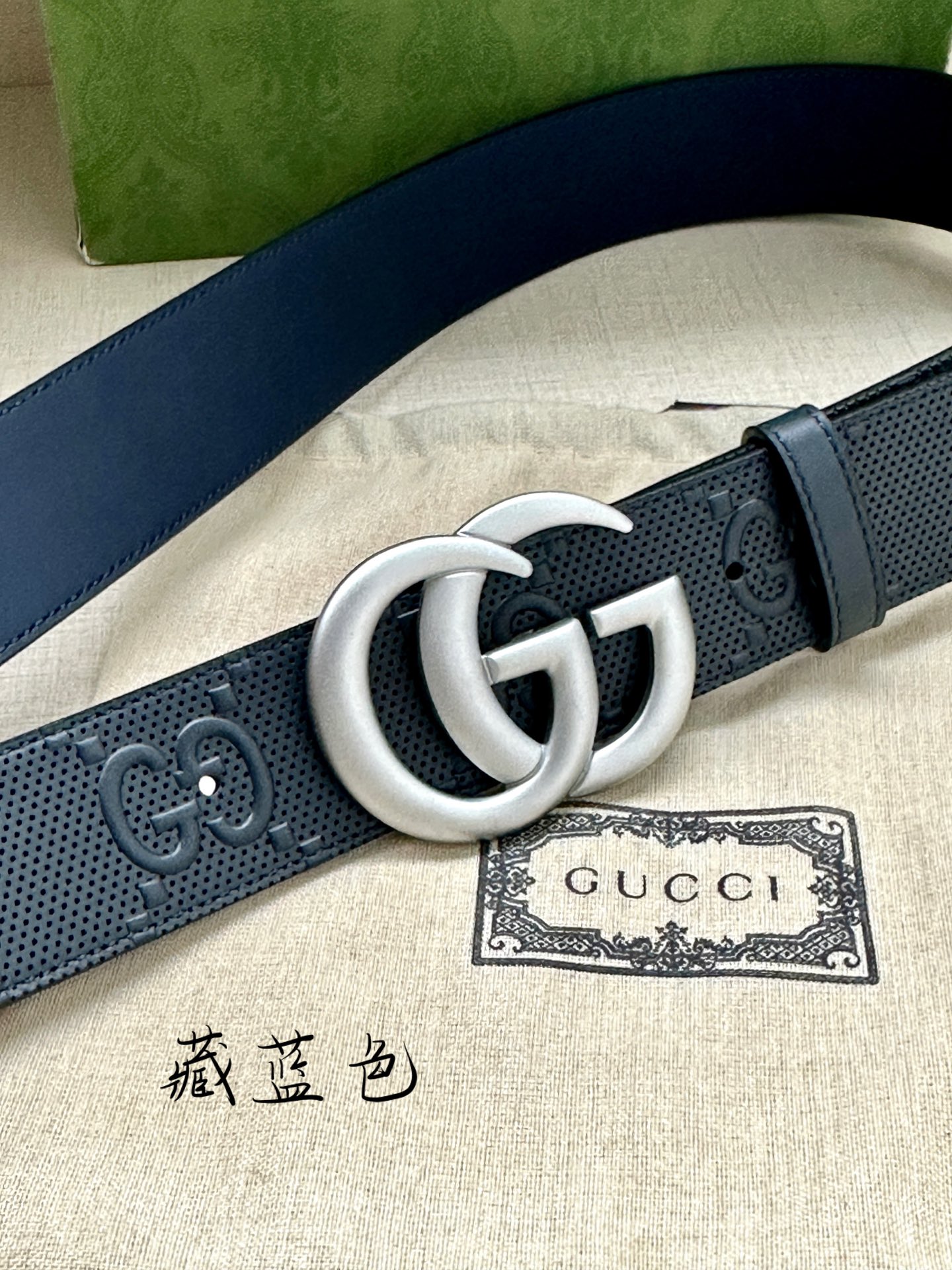 GUCCI宽度4.0cm这款单品将品牌的过去与未来贯通在一起以现代风格的全新设计诠释了经典设计元素Guc