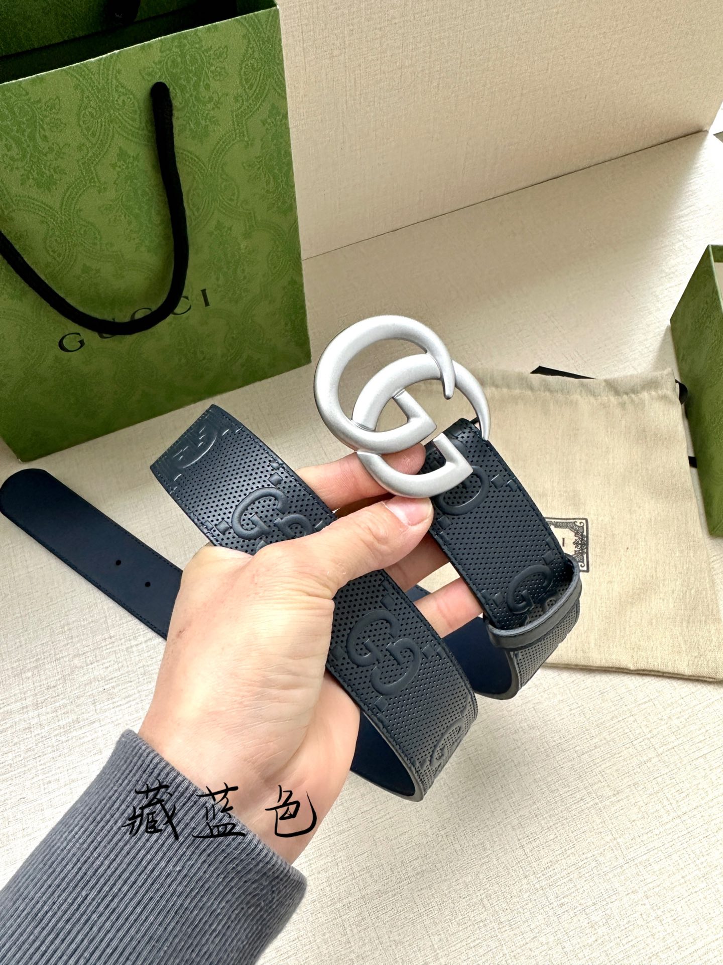 GUCCI宽度4.0cm这款单品将品牌的过去与未来贯通在一起以现代风格的全新设计诠释了经典设计元素Guc