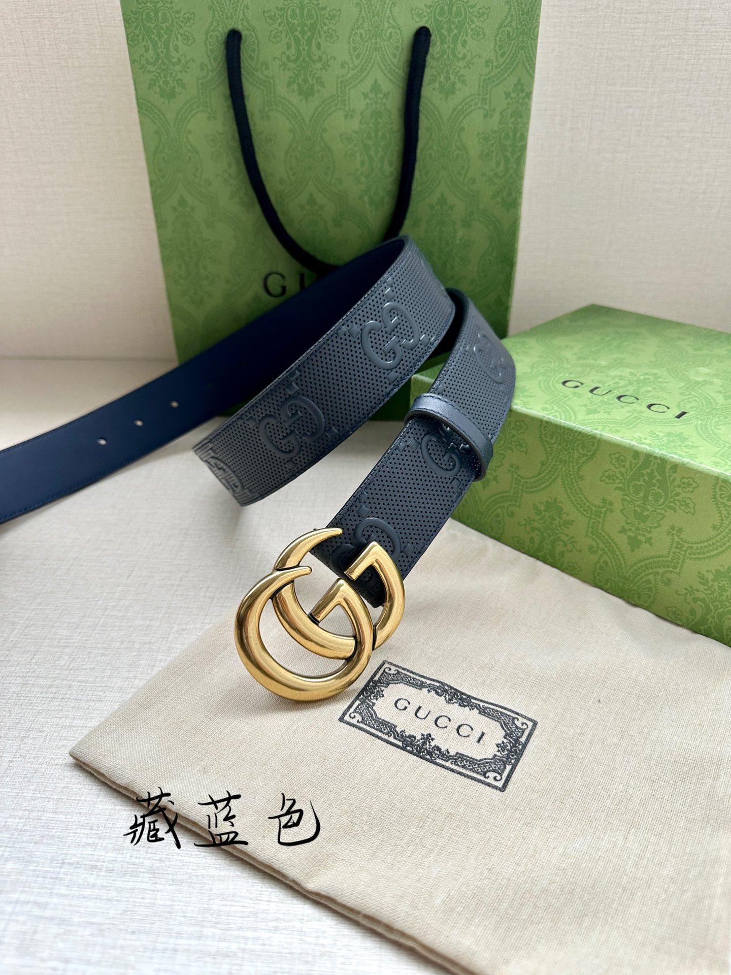 GUCCI宽度4.0cm这款单品将品牌的过去与未来贯通在一起以现代风格的全新设计诠释了经典设计元素Guc