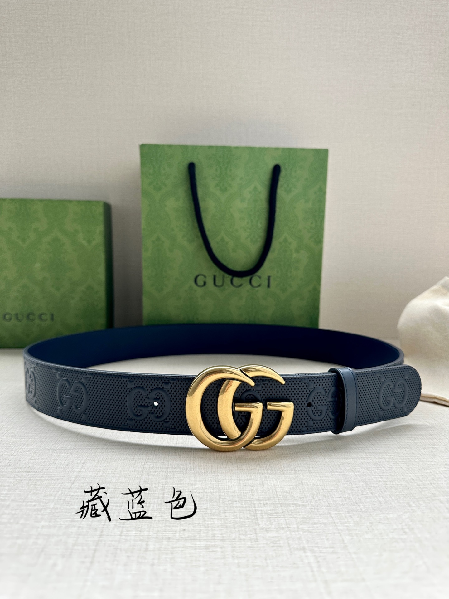 GUCCI宽度4.0cm这款单品将品牌的过去与未来贯通在一起以现代风格的全新设计诠释了经典设计元素Guc
