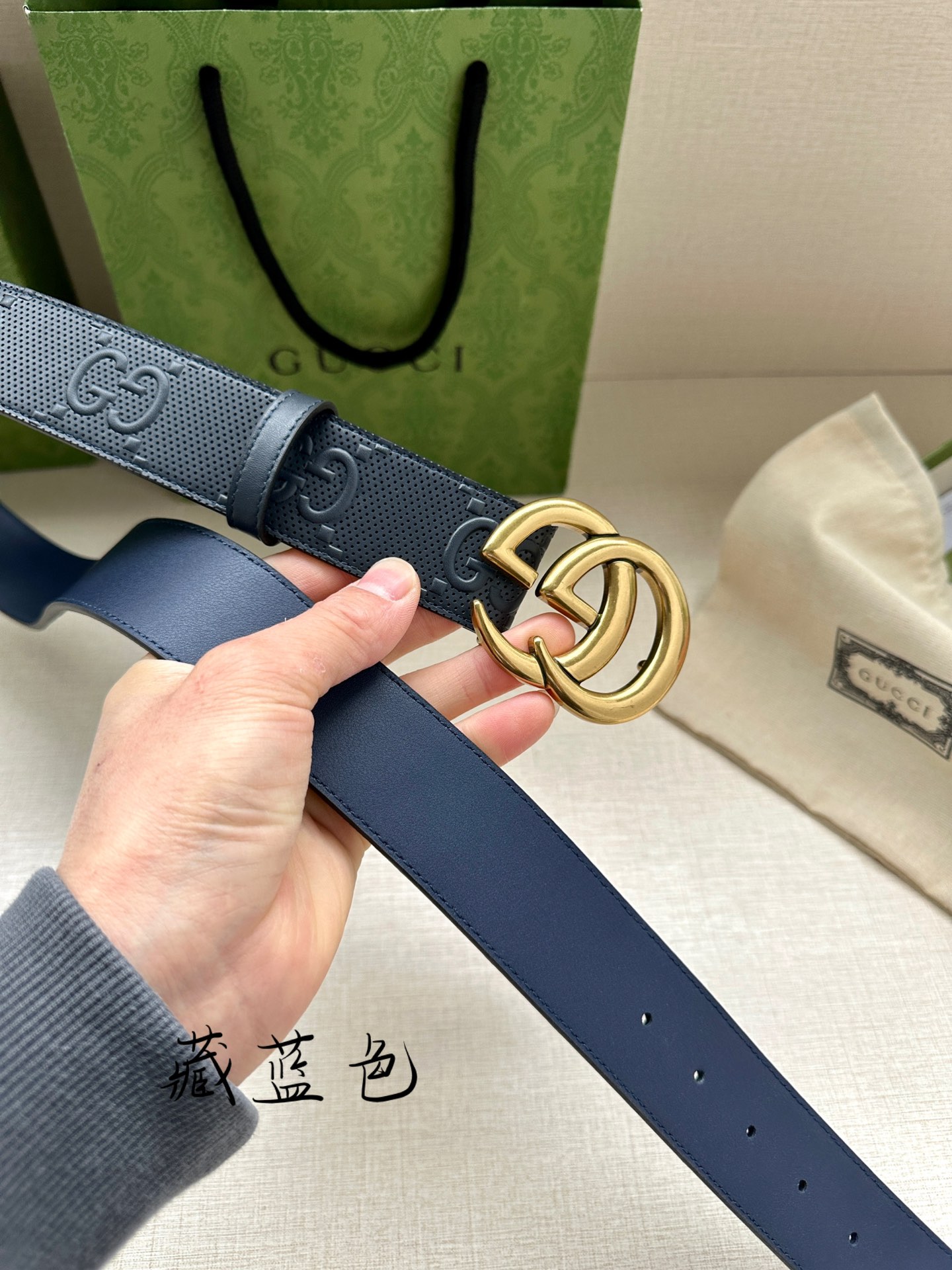 GUCCI宽度4.0cm这款单品将品牌的过去与未来贯通在一起以现代风格的全新设计诠释了经典设计元素Guc