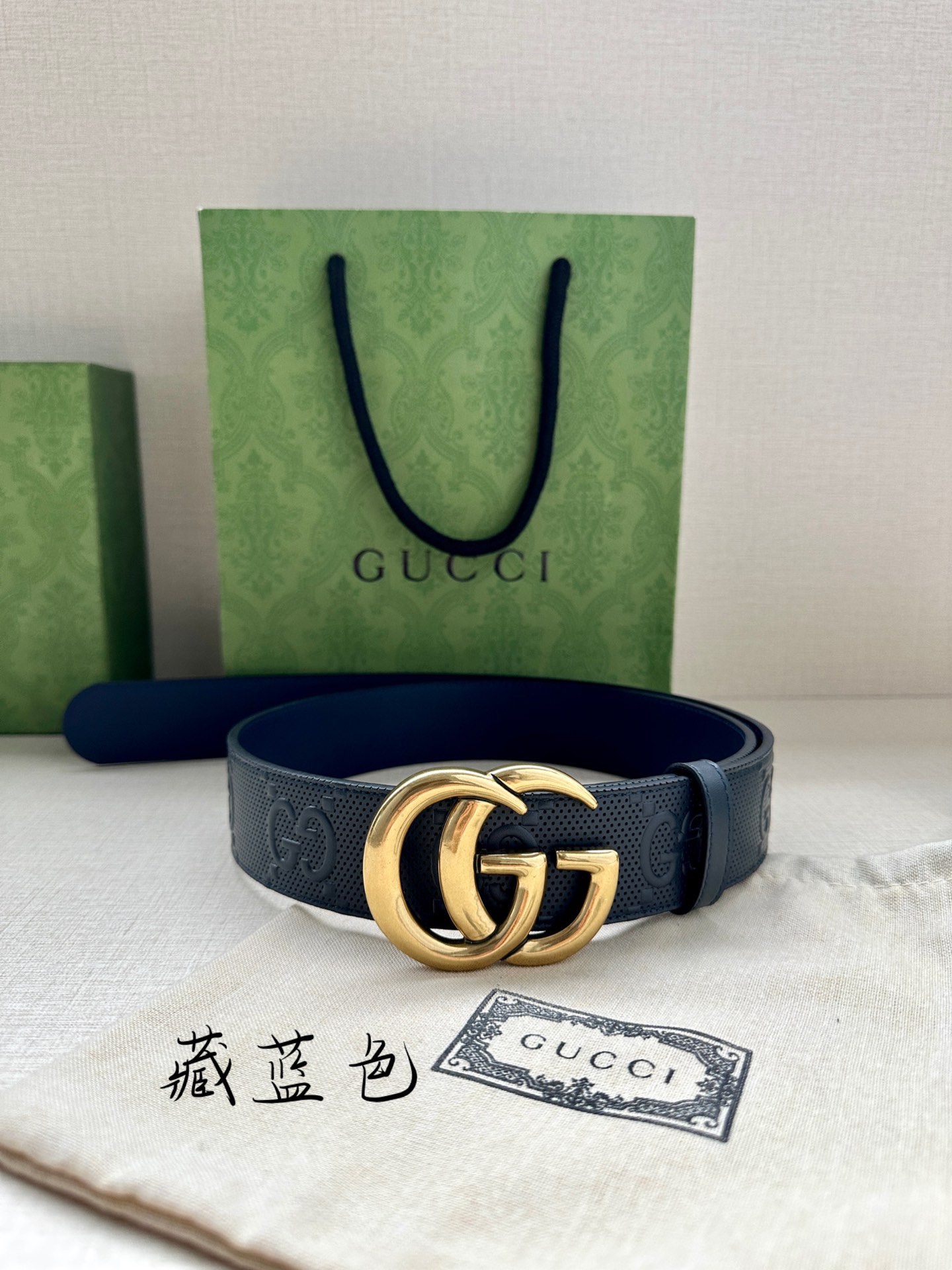 GUCCI宽度4.0cm这款单品将品牌的过去与未来贯通在一起以现代风格的全新设计诠释了经典设计元素Guc